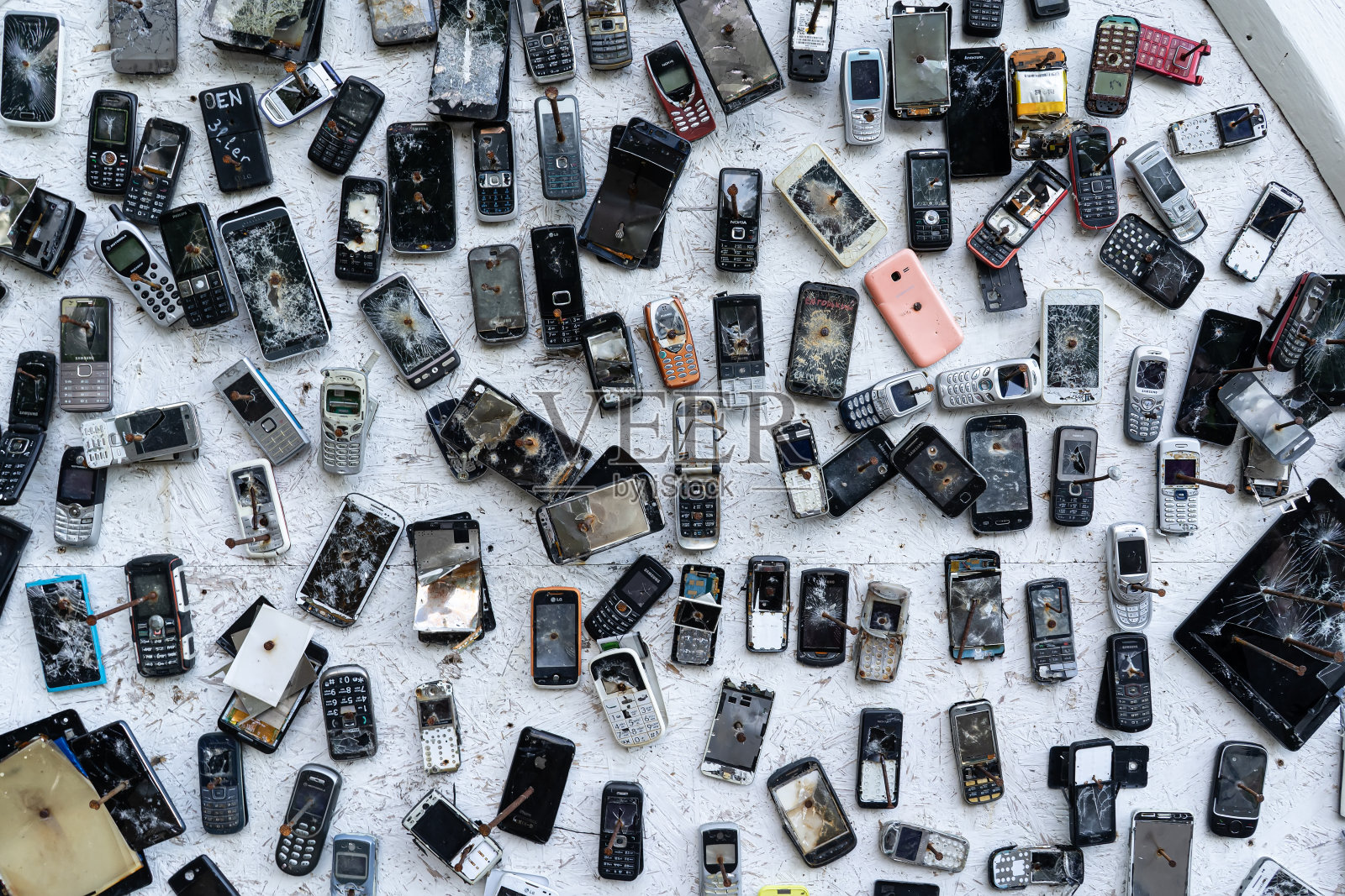 白俄罗斯利托夫卡——2020年7月:将手机钉在墙上照片摄影图片