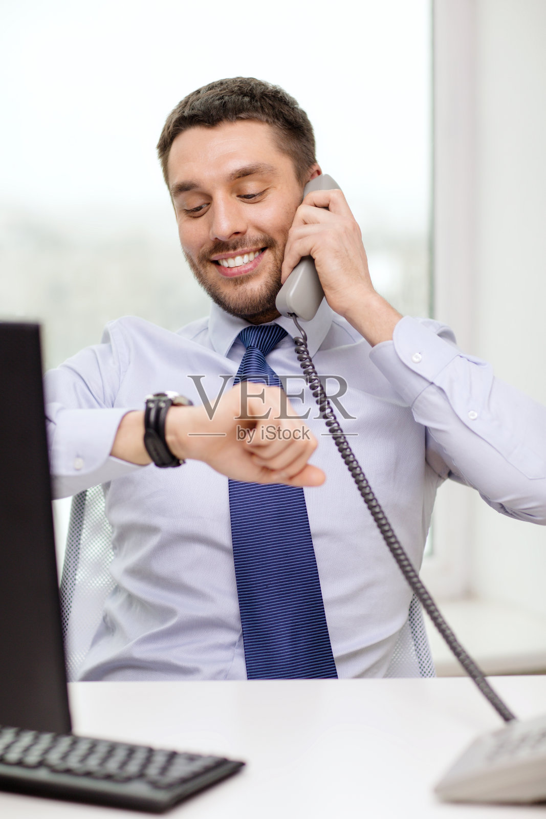 微笑的商人打电话照片摄影图片