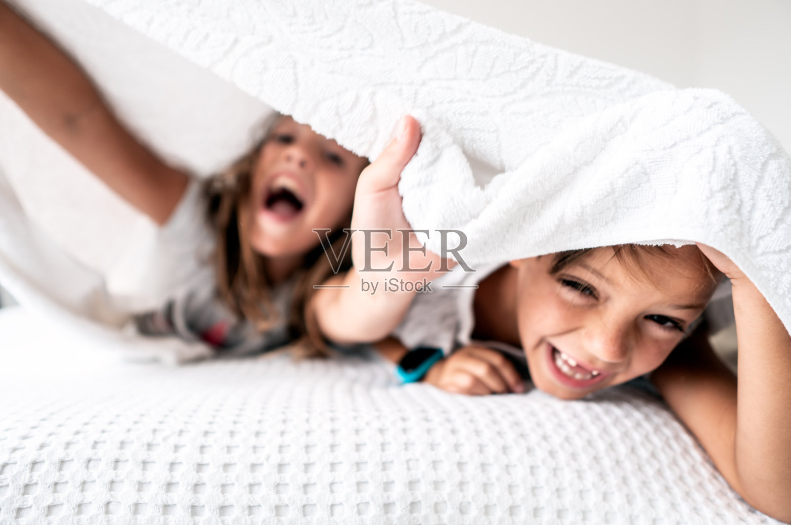 孩子们在床上玩耍的照片照片摄影图片