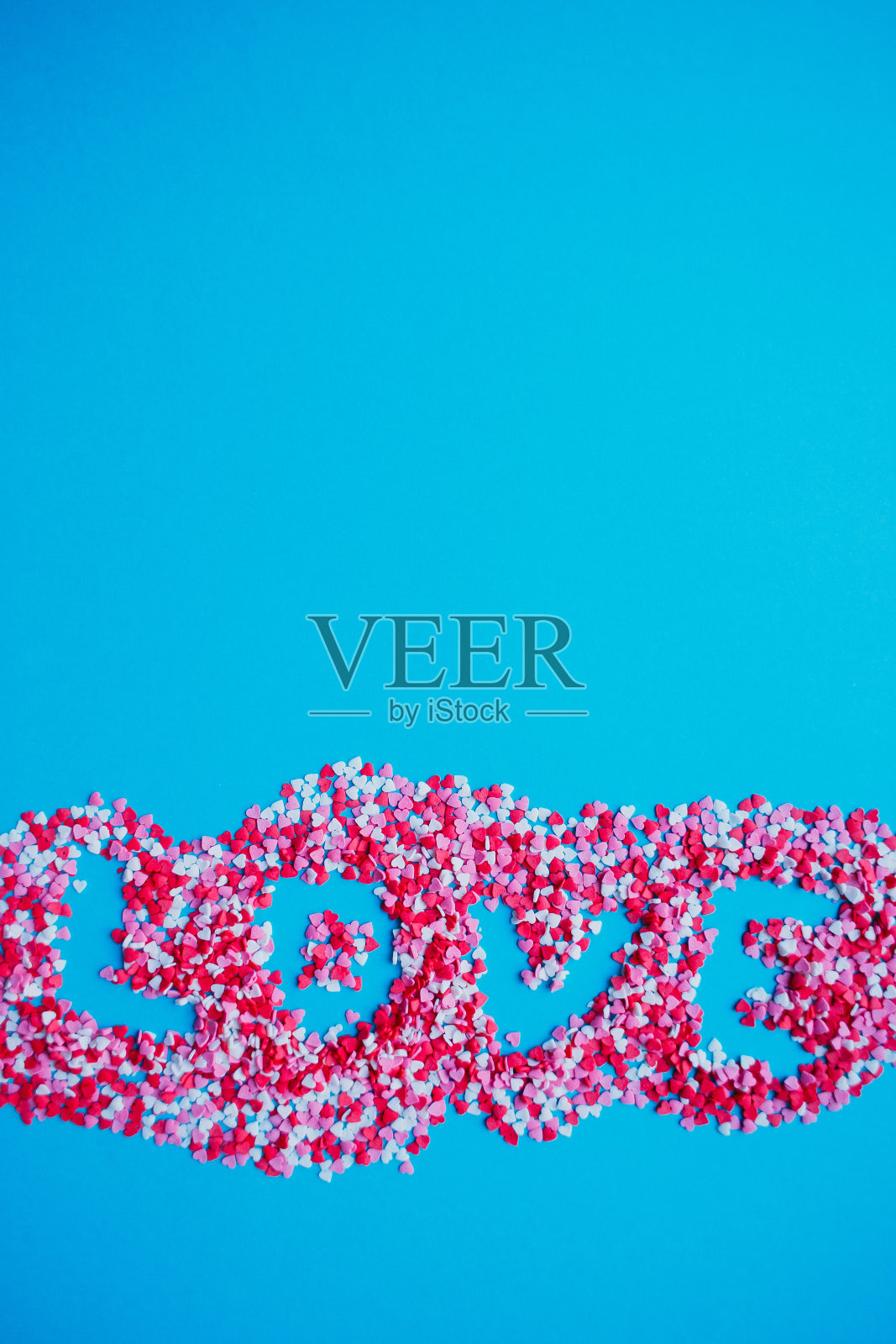 用五彩缤纷的点缀做成的心照片摄影图片