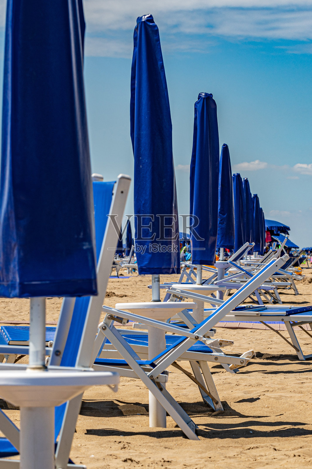 蓝色沙滩伞，威尼托，意大利照片摄影图片