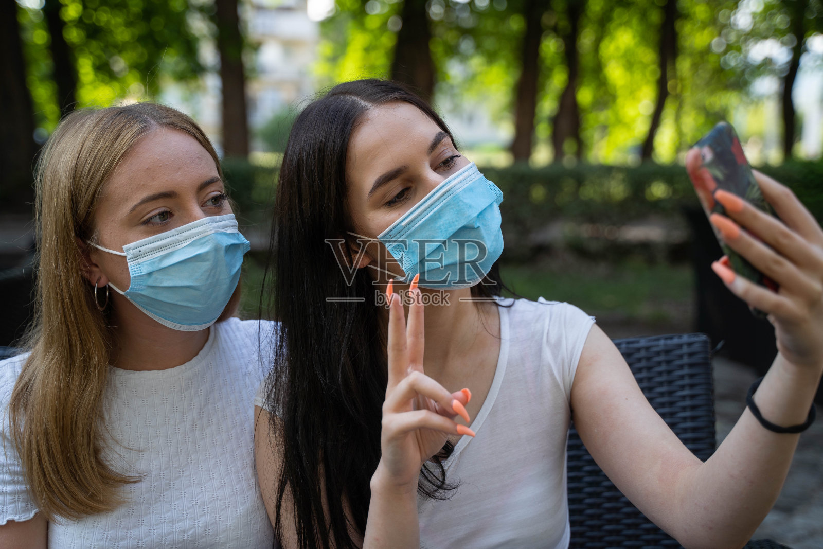 戴着防护面具自拍照片摄影图片