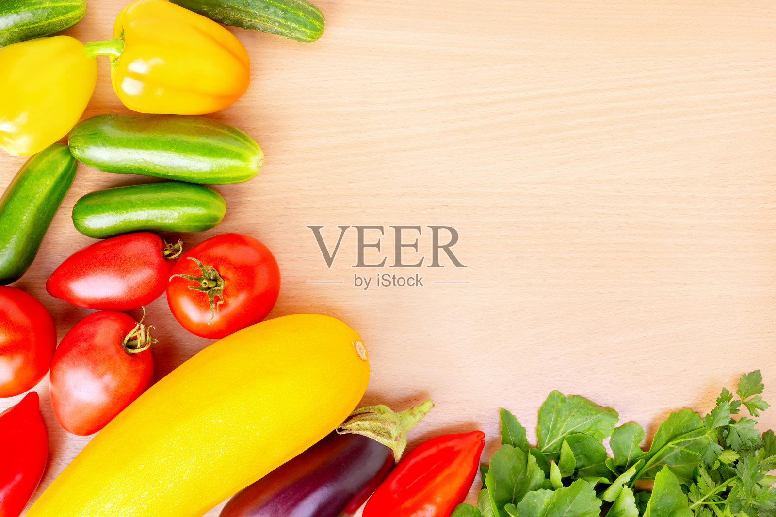 健康的素食。各种新鲜蔬菜木质背景，俯视图，拷贝空间。照片摄影图片