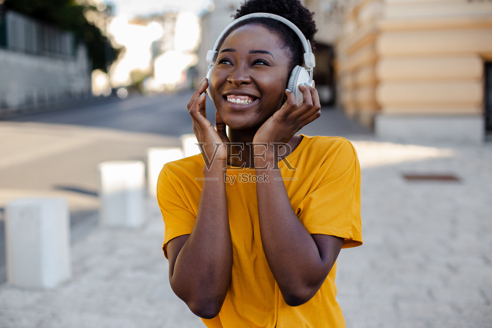 一个女人在街上听音乐照片摄影图片