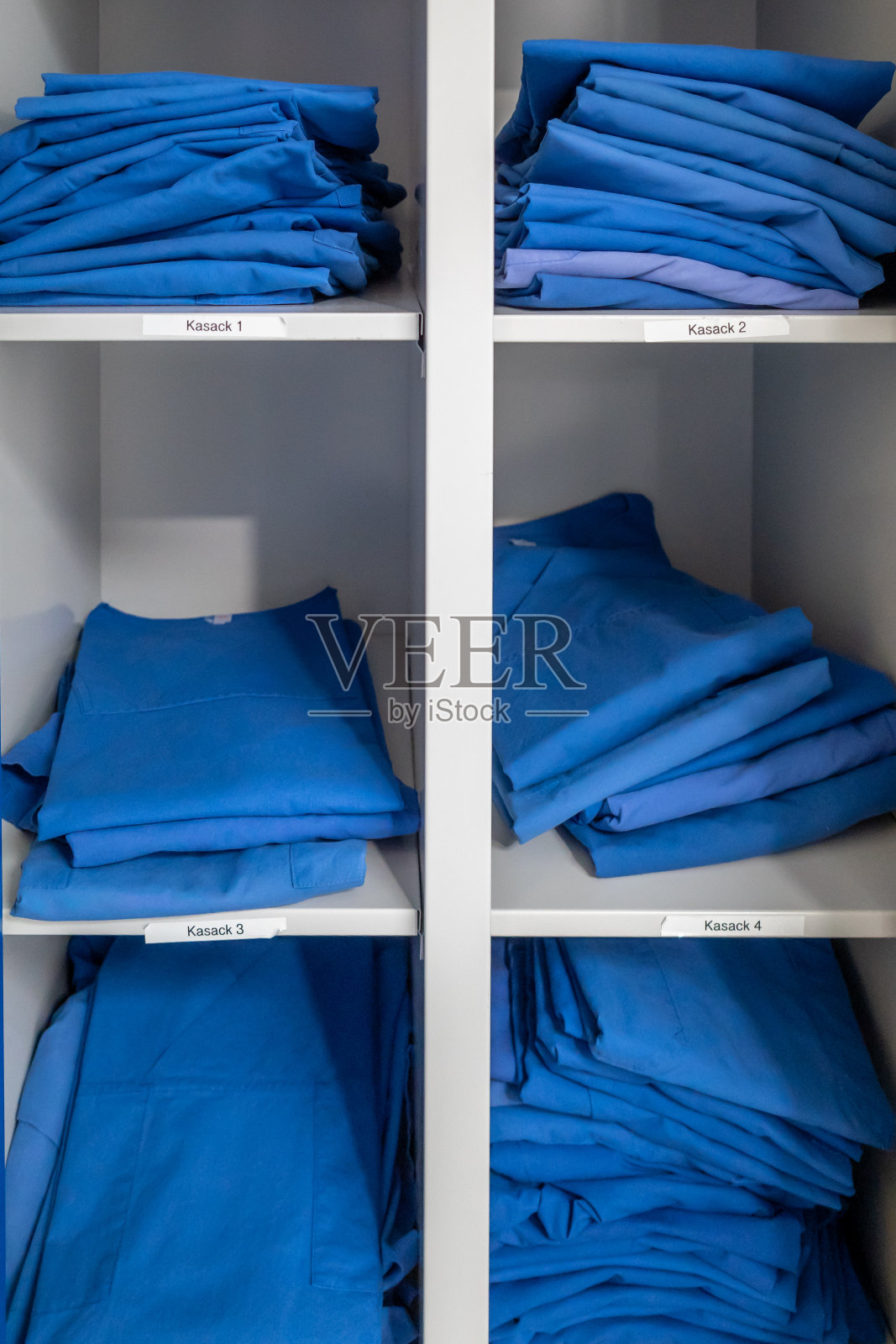 医院里有一架子蓝色的医院服照片摄影图片