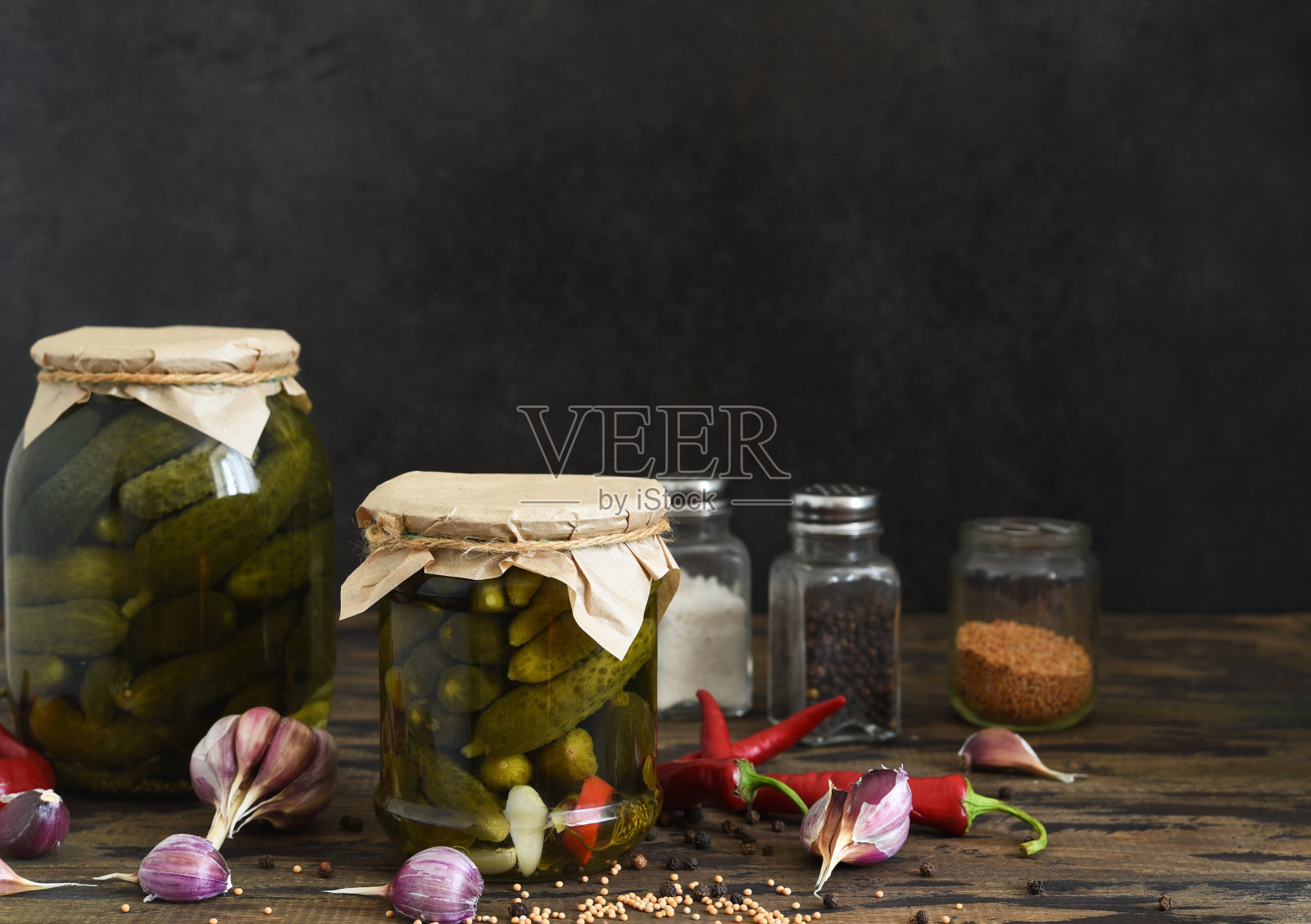 腌黄瓜，莳萝和大蒜，装在玻璃罐里。照片摄影图片