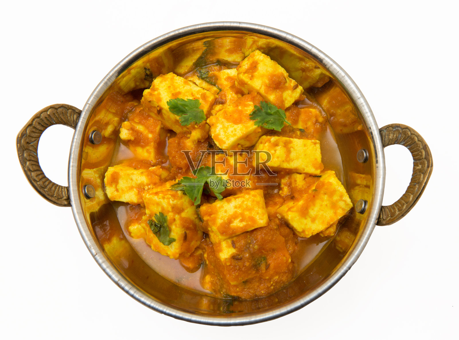 自制的卡达希奶酪或奶酪黄油马沙拉在一个铜碗孤立的白色可用剪贴面具照片摄影图片