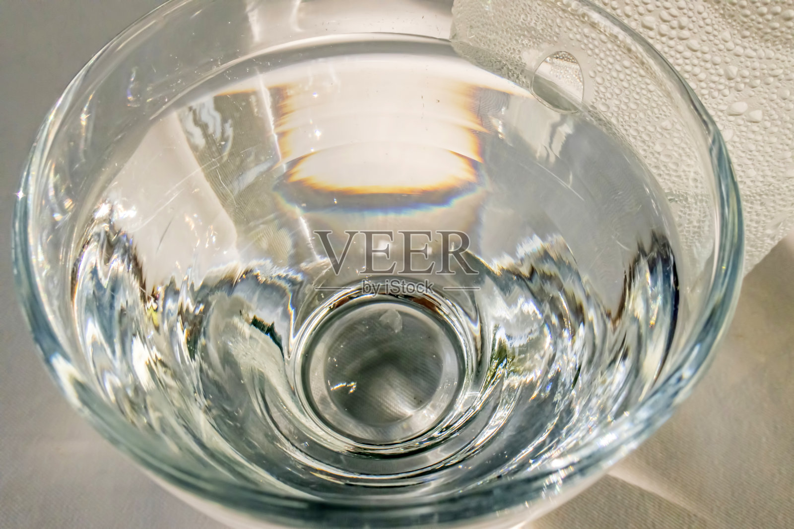 准备在玻璃杯里喝水照片摄影图片