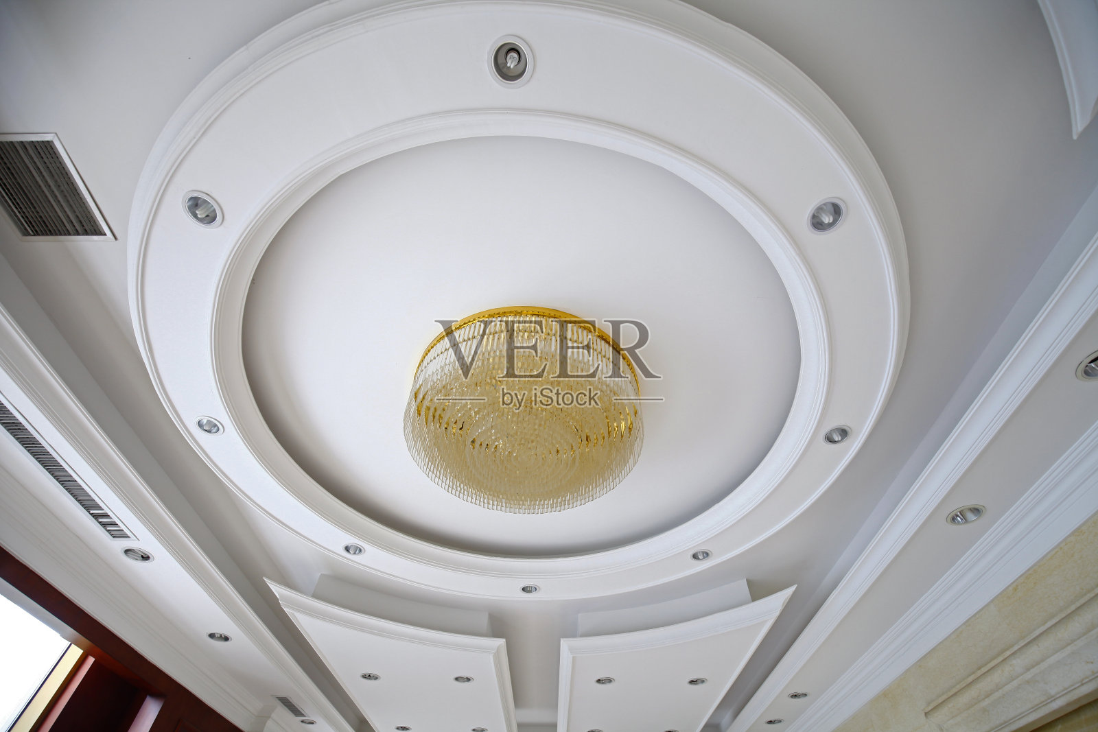 在天花板上的吊灯在天花板上的吊灯在酒店的特点照片摄影图片