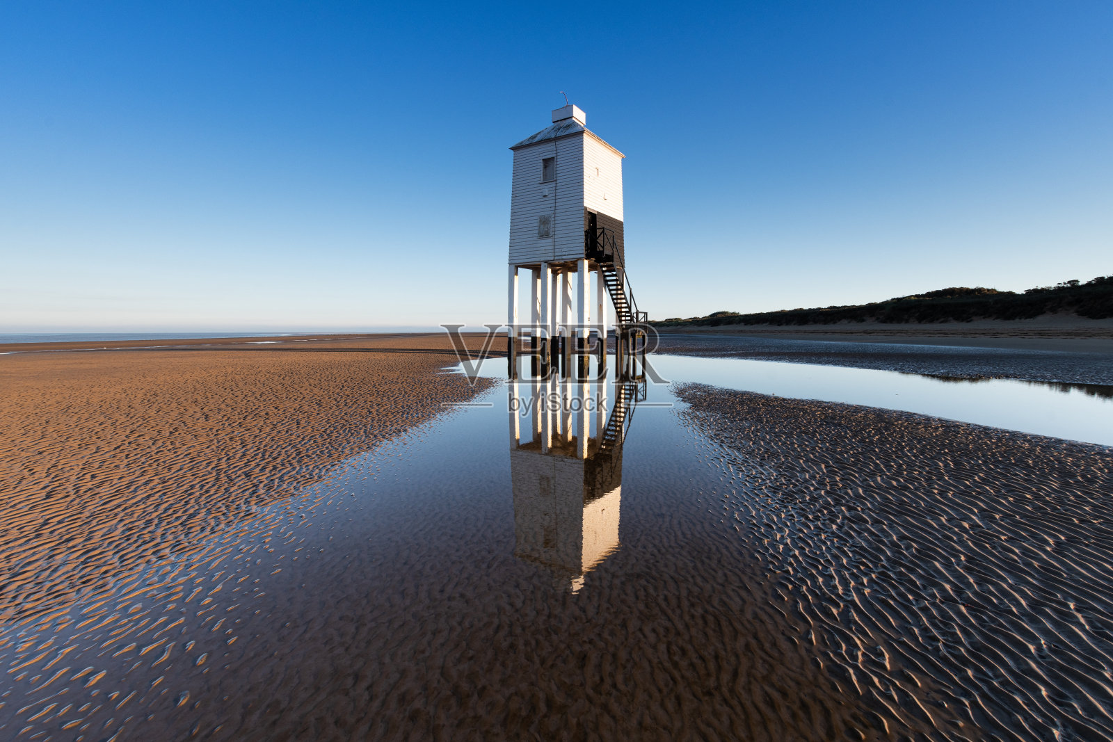 海低灯塔上的伯纳姆照片摄影图片
