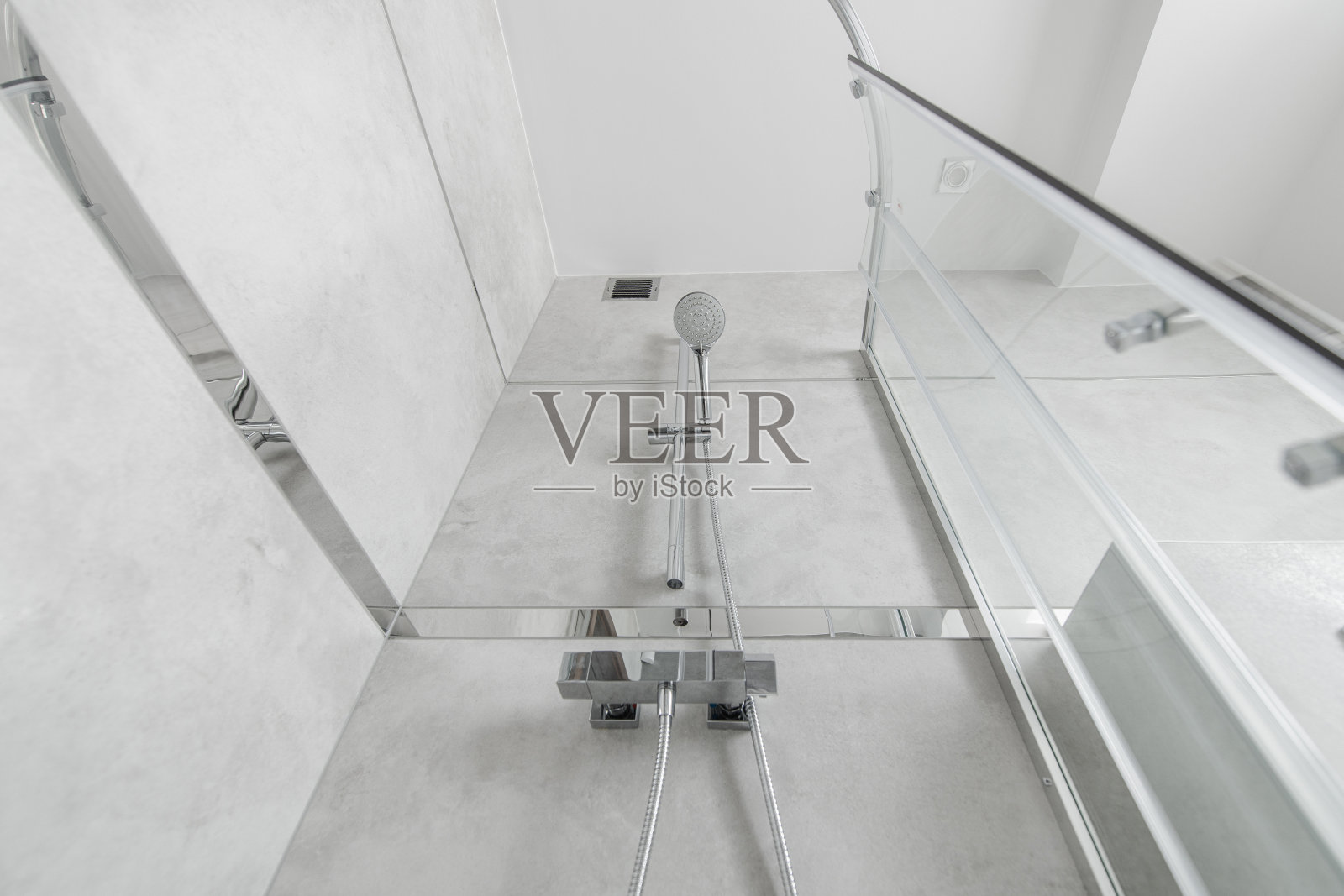 浴室里的新淋浴房照片摄影图片