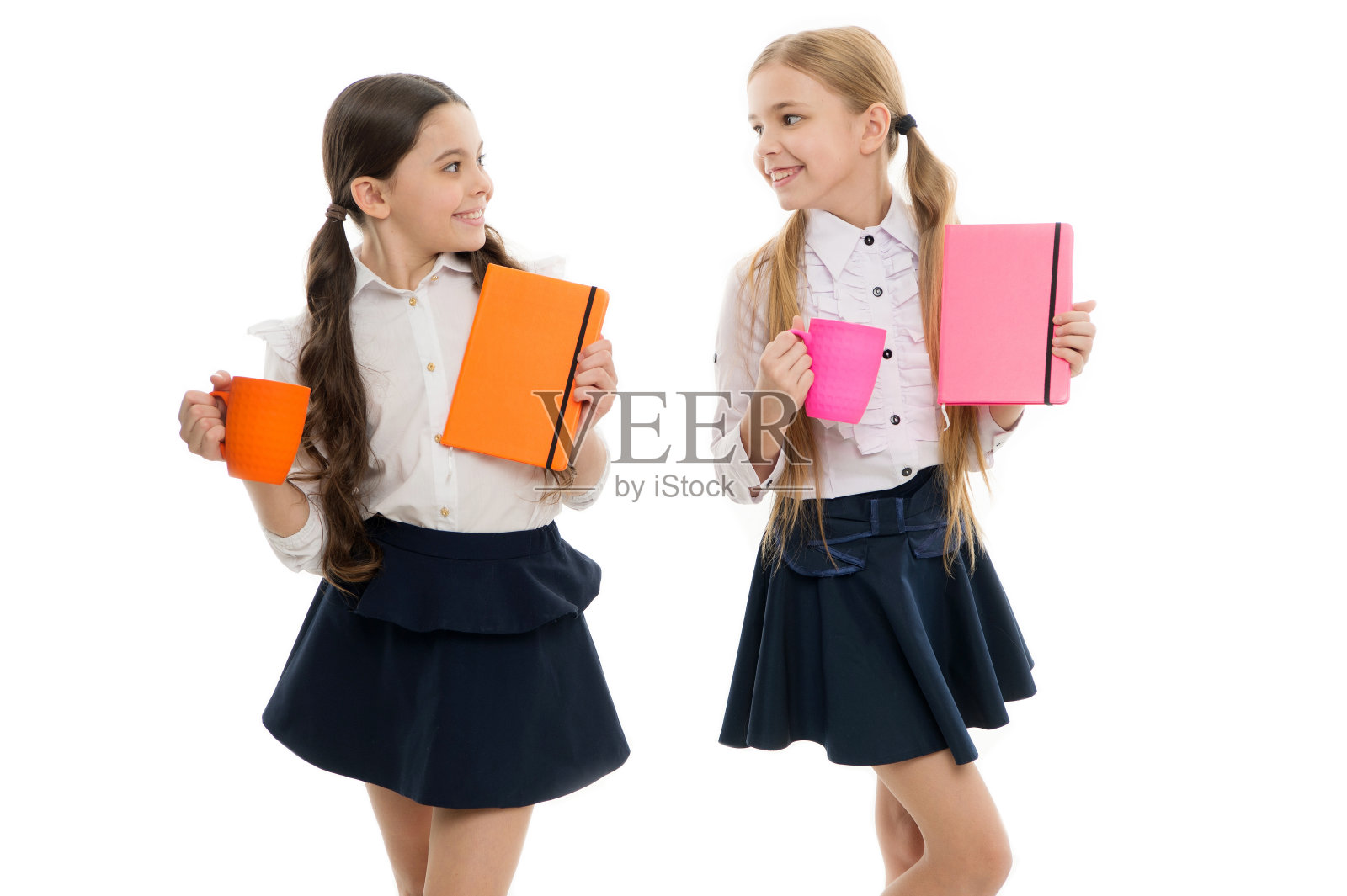 放松的时间。朋友喝水。拿着杯子喝茶的女学生。放松和充电。水平衡的概念。一起享受茶。更多的能量。女孩孩子长头发喝可可或茶照片摄影图片