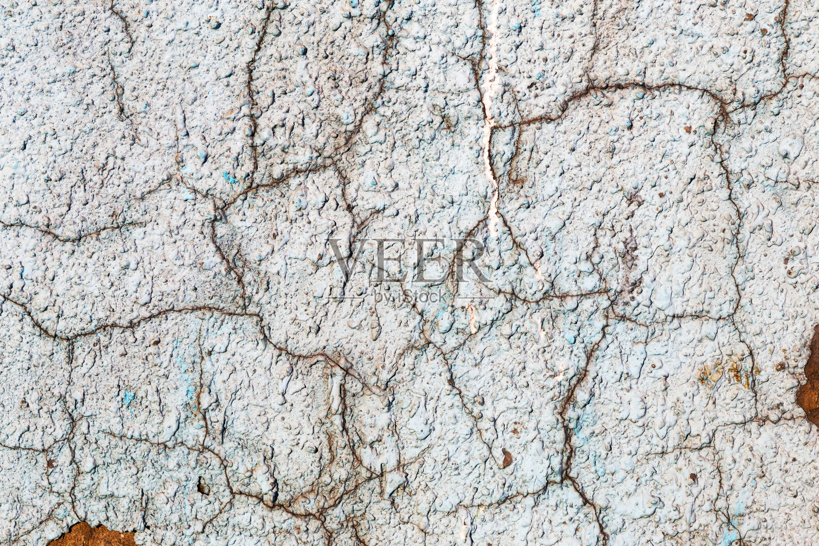 抽象的创意背景，旧的裂缝油漆在混凝土墙上的混乱笔触。旧的表面有油漆痕迹，风化，划痕和设计裂缝照片摄影图片