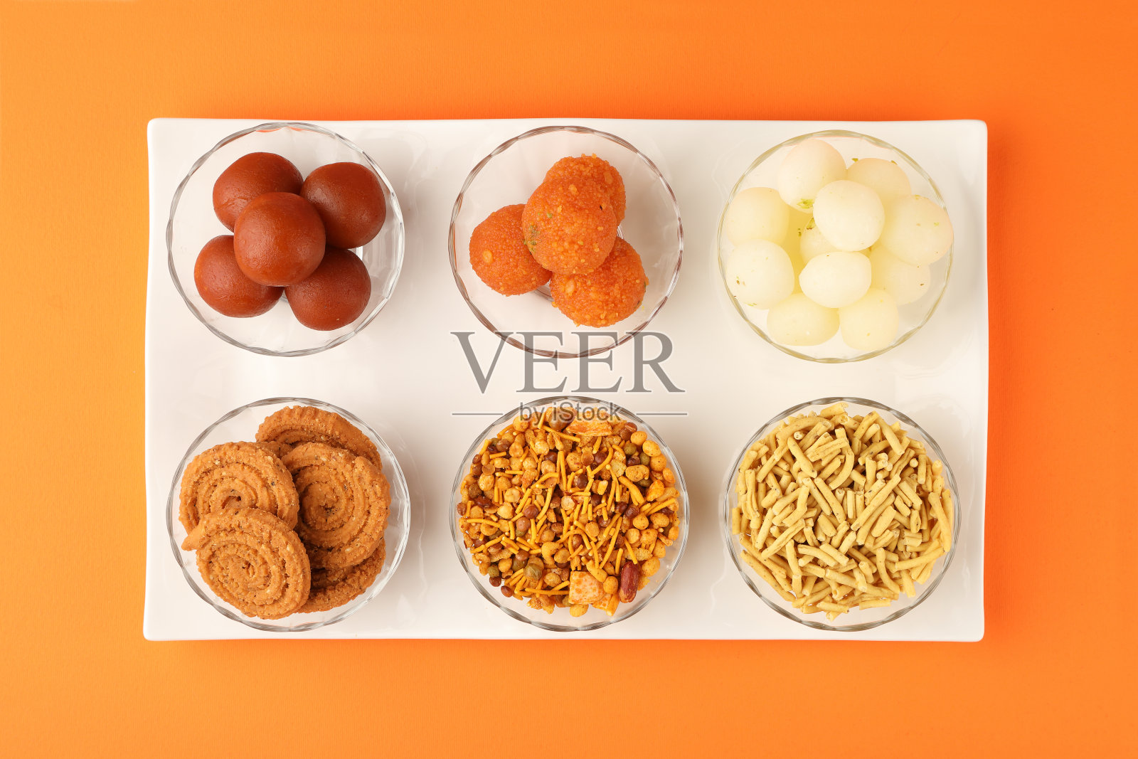 带花的印度甜食和小吃照片摄影图片