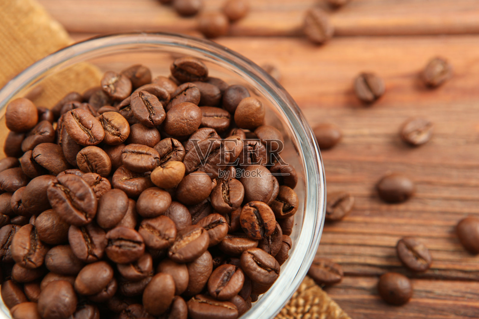 彩色背景上的咖啡豆。插入文本的地方，极简主义照片摄影图片