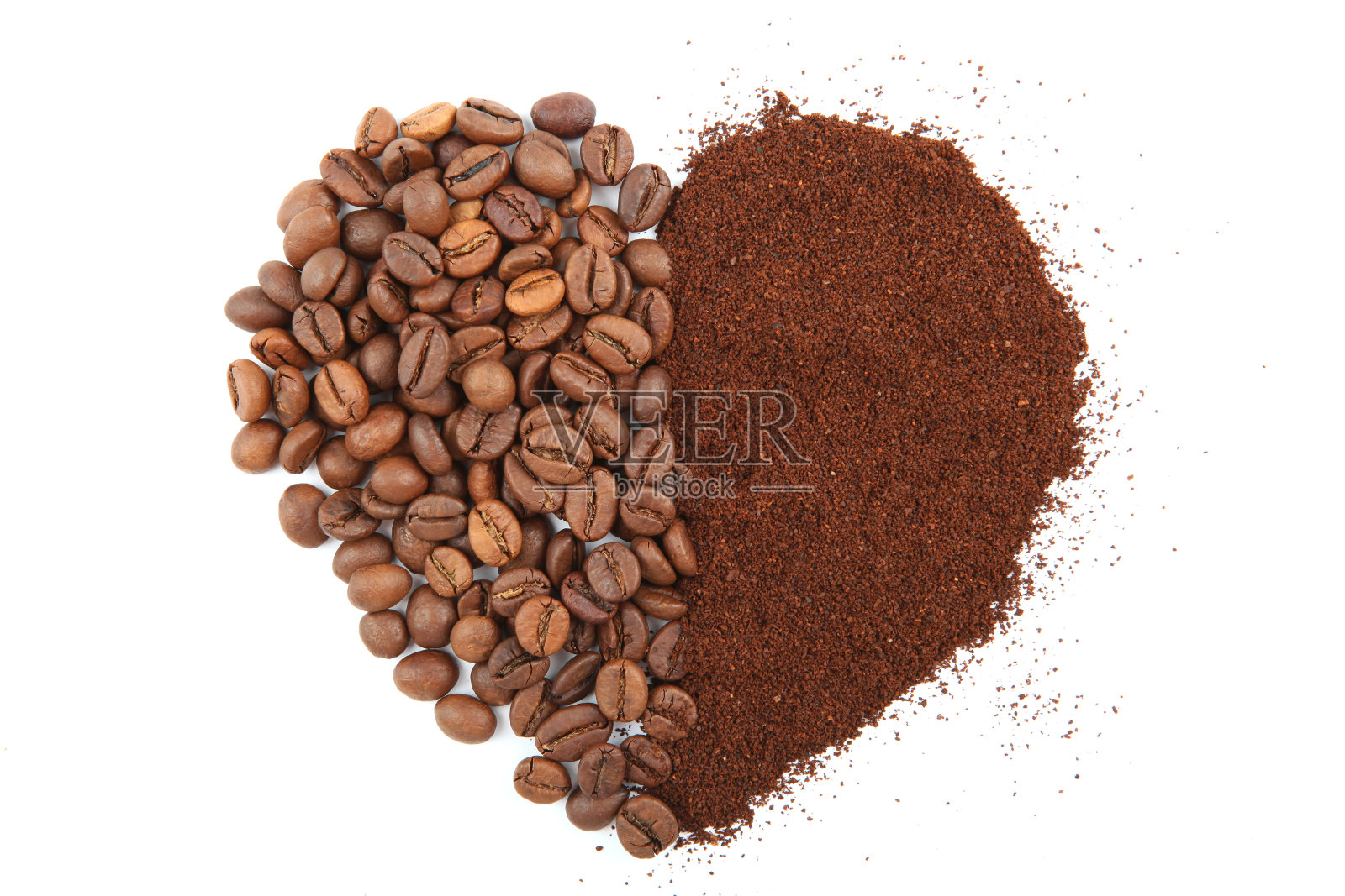 咖啡豆和现磨咖啡分离在白色照片摄影图片