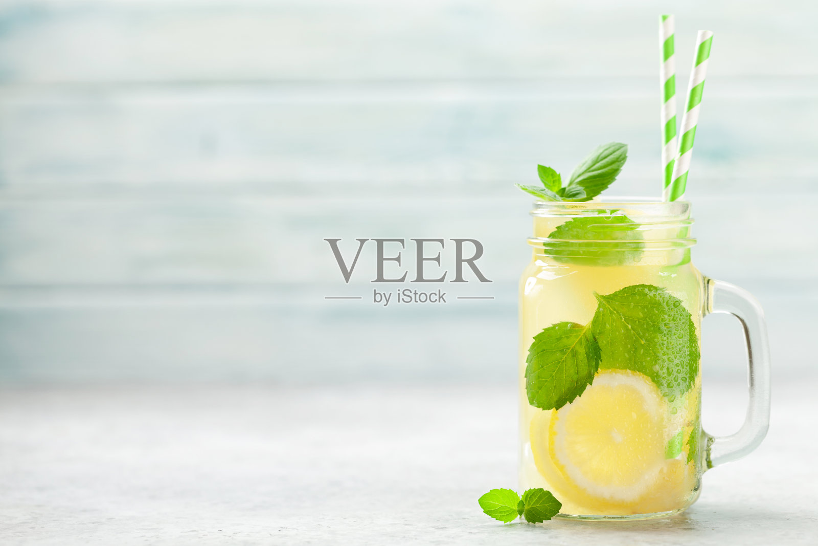 柠檬和薄荷自制柠檬水照片摄影图片