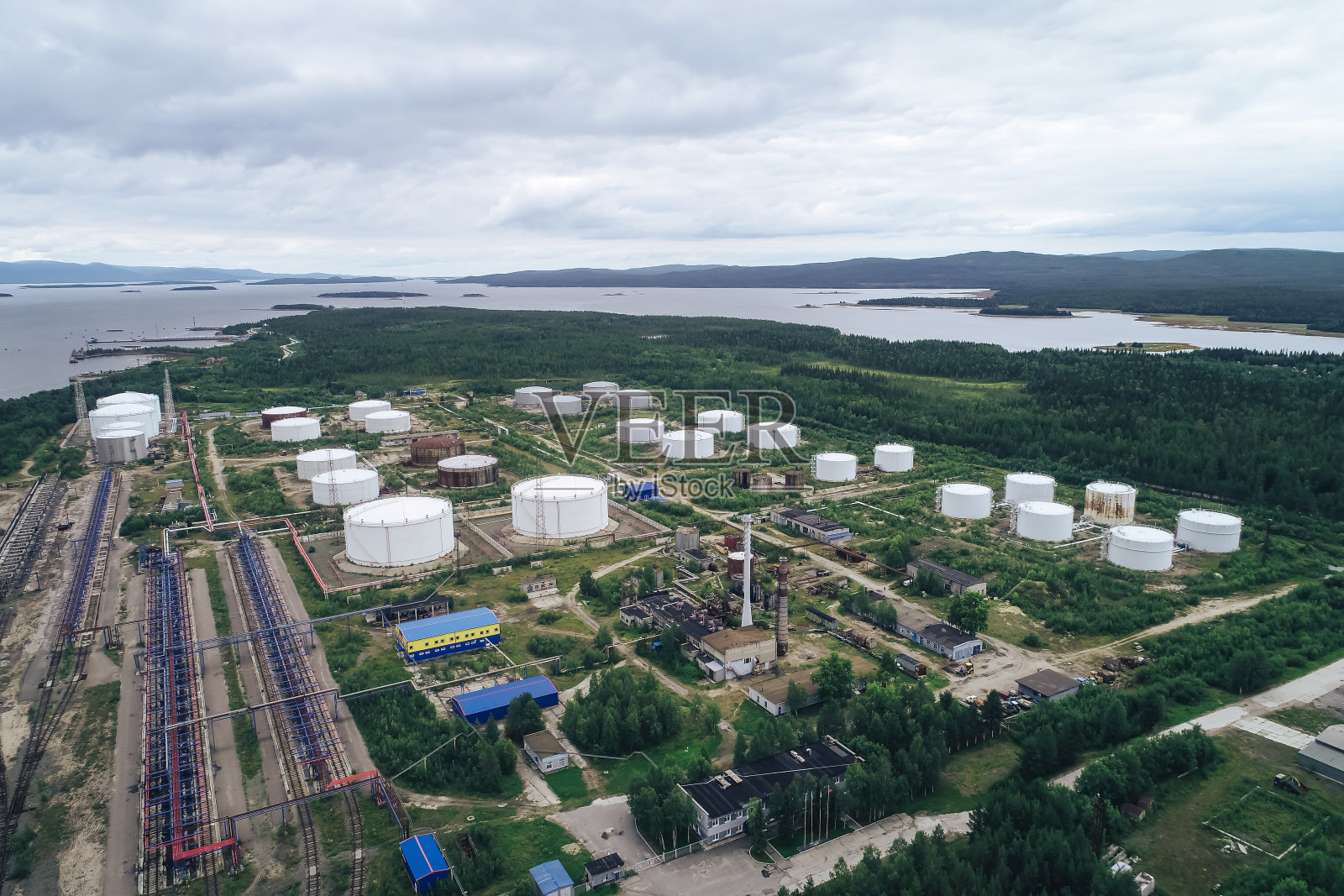 石油储存设施。燃料储罐区。鸟瞰图照片摄影图片