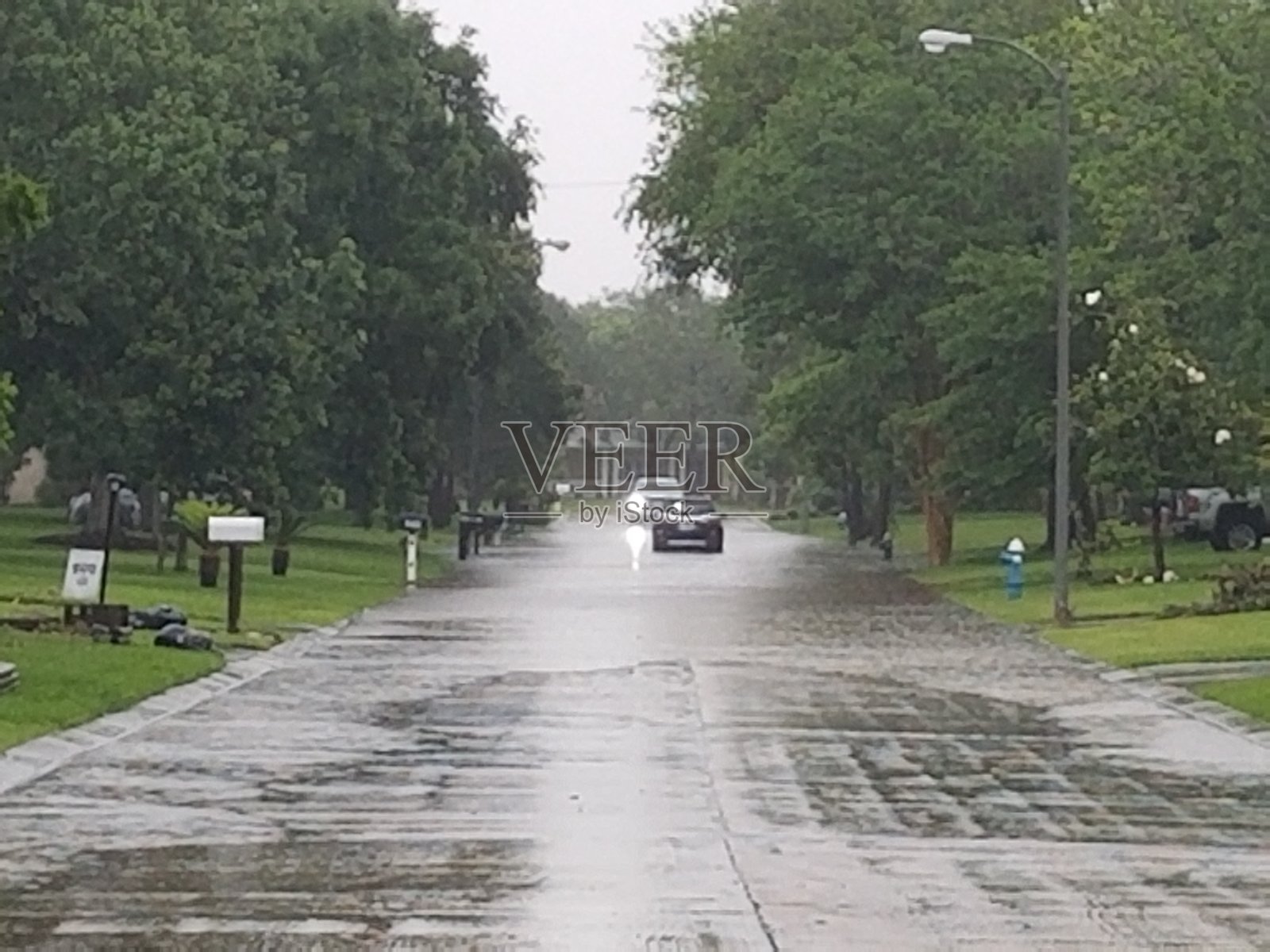 附近有大雨照片摄影图片