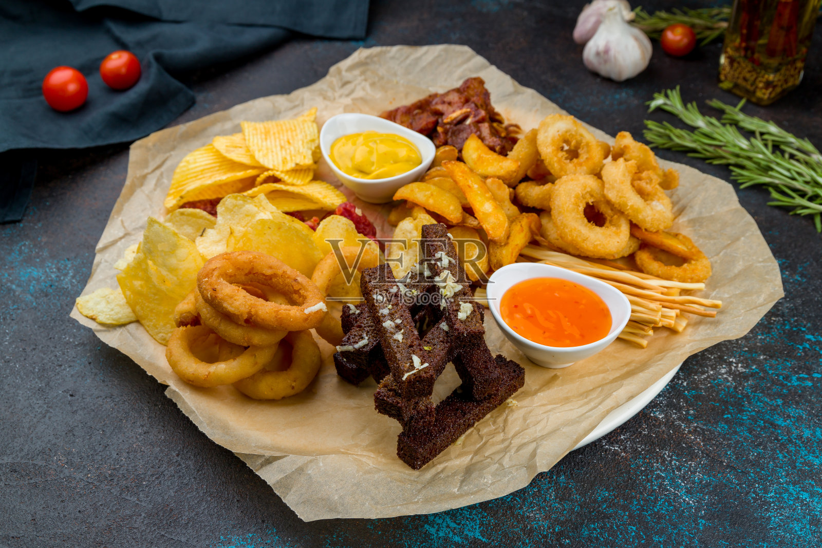 各色啤酒小吃放在船上的深色桌子上照片摄影图片