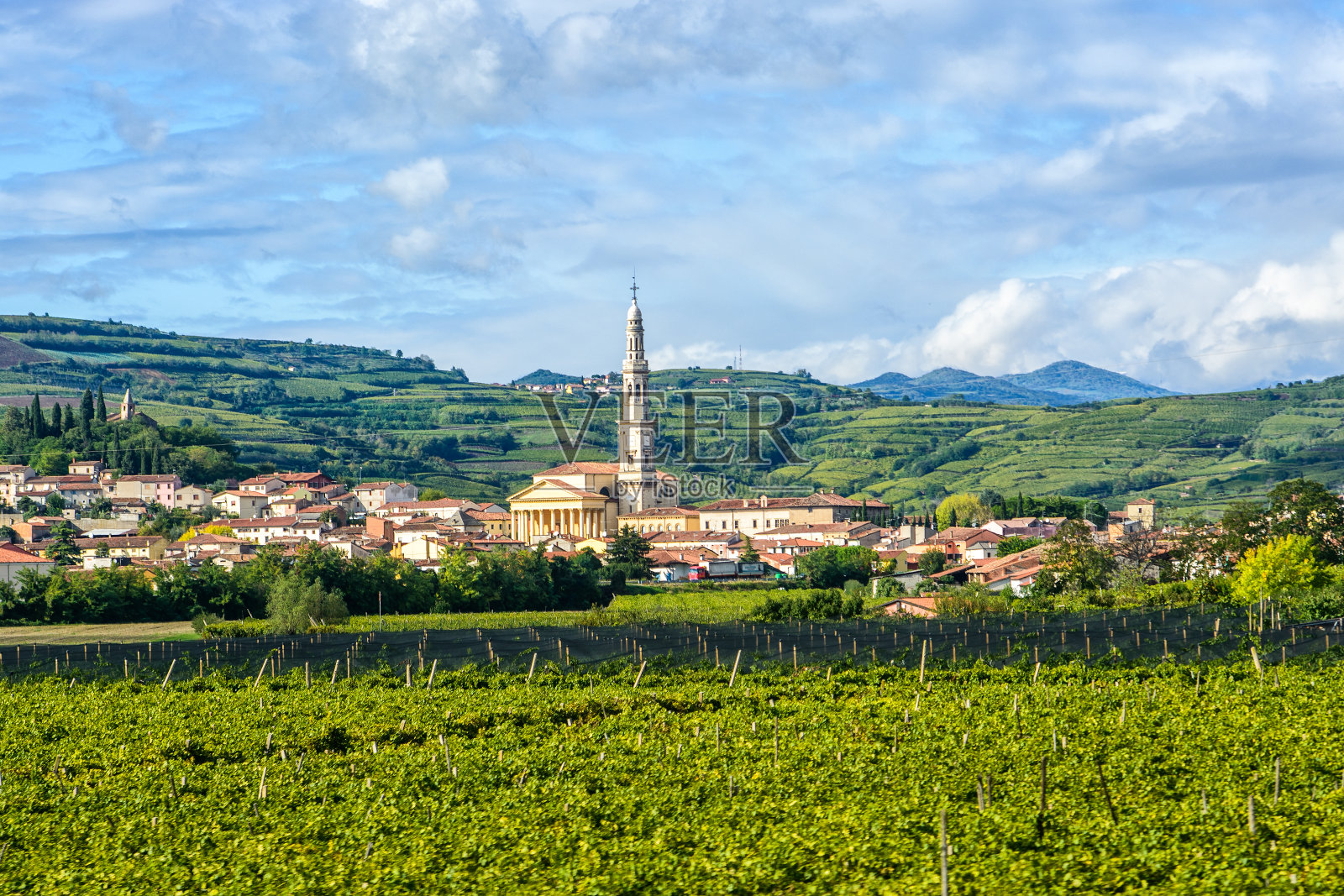 意大利城市的景色，房子中间有最高的塔照片摄影图片