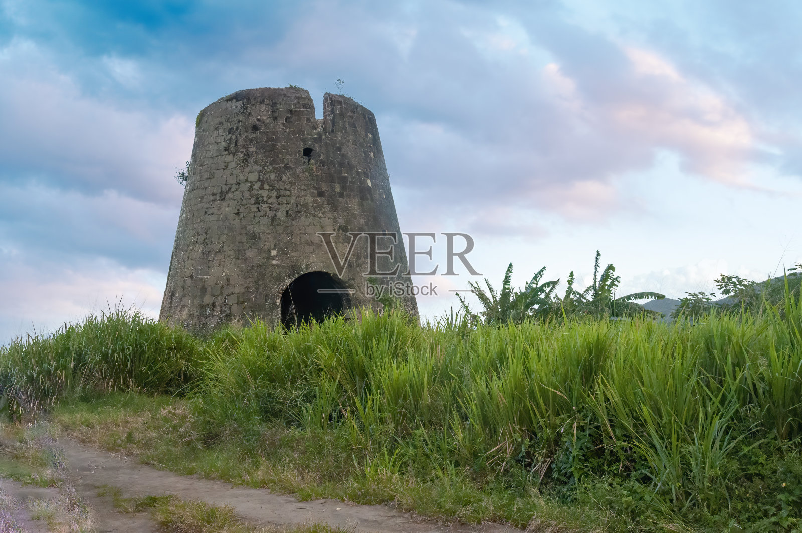 位于加勒比海西印度群岛圣基茨的一座废弃风车的废墟，曾经用于制糖加工。照片摄影图片