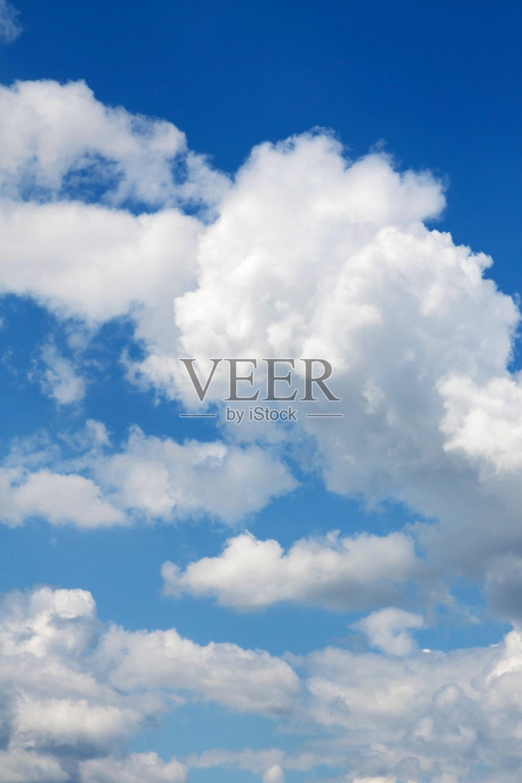 晴朗的日子里，蓝天白云。照片摄影图片