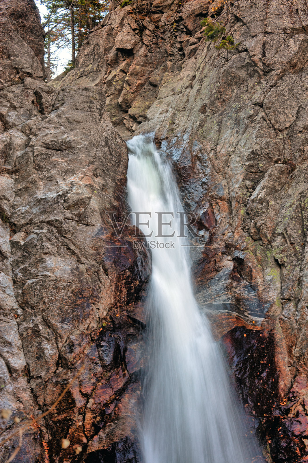 秋天在急流的河上照片摄影图片