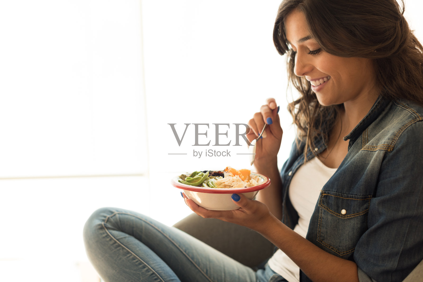 一个女人在吃素食照片摄影图片