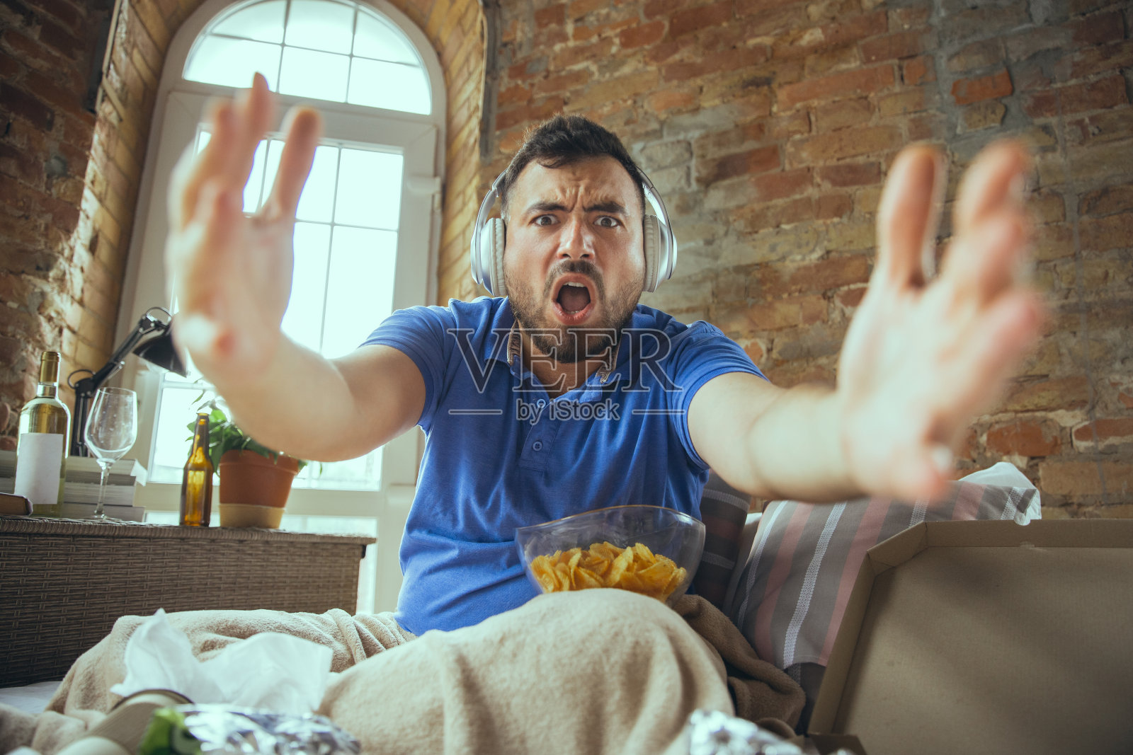 懒人一辈子都生活在凌乱的床上照片摄影图片