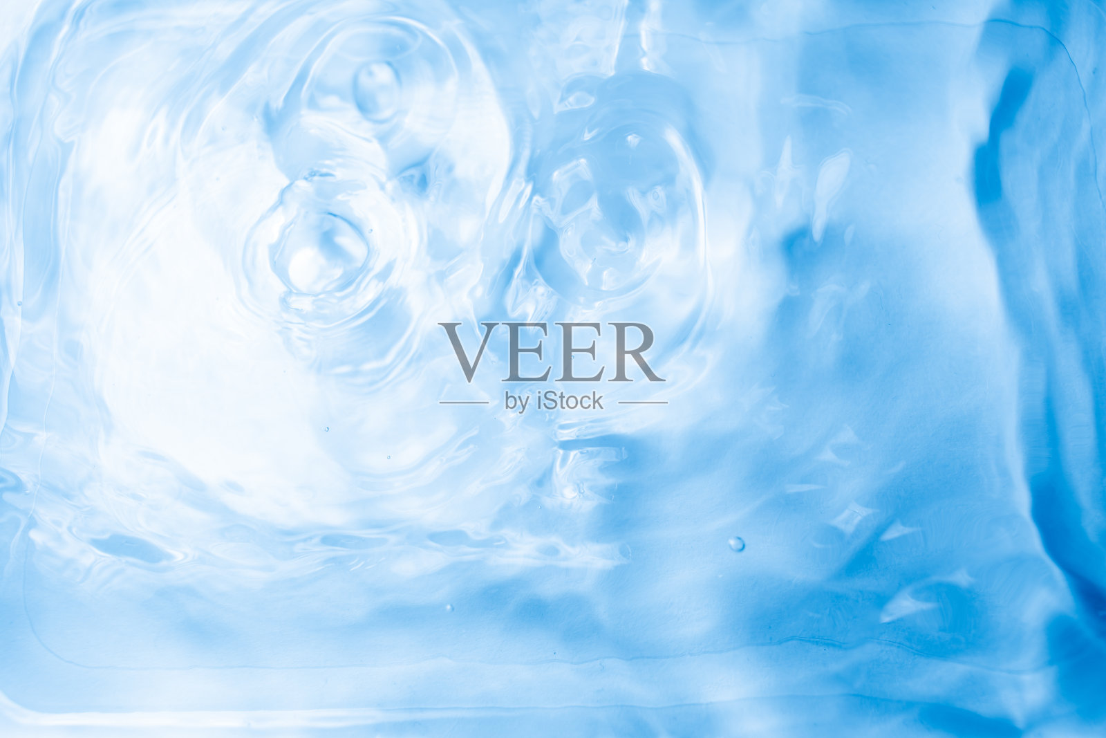 水的气泡和水面和水下的物质。照片摄影图片