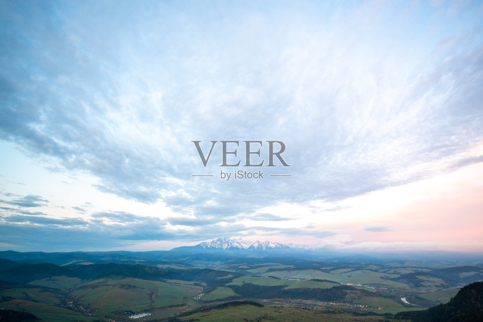 从索科利卡拍摄的塔特拉山脉全景照片摄影图片