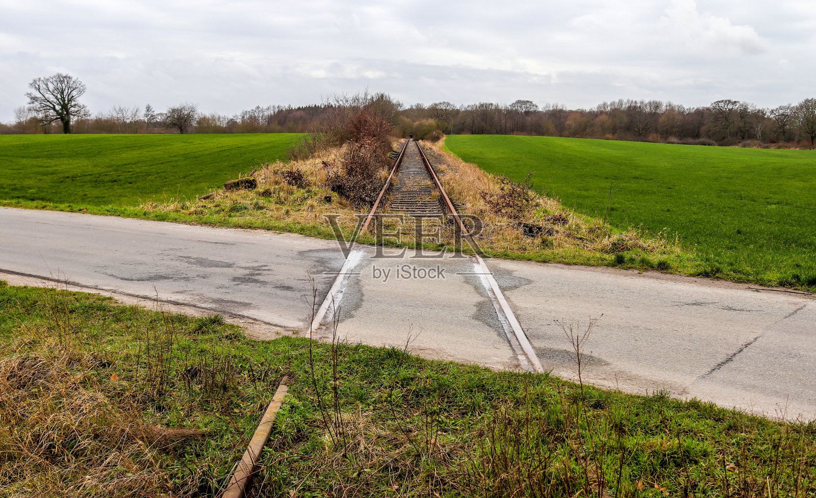 多个铁路轨道与车站的交叉点在一个视角和鸟瞰照片摄影图片