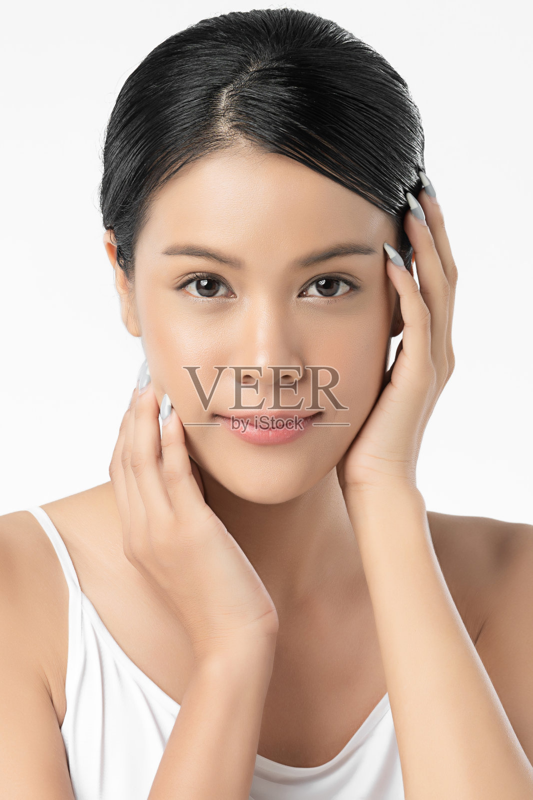 美丽年轻的亚洲女人与清洁新鲜的皮肤，在白色的背景，面部护理，面部治疗，美容，美容和水疗，亚洲妇女肖像照片摄影图片