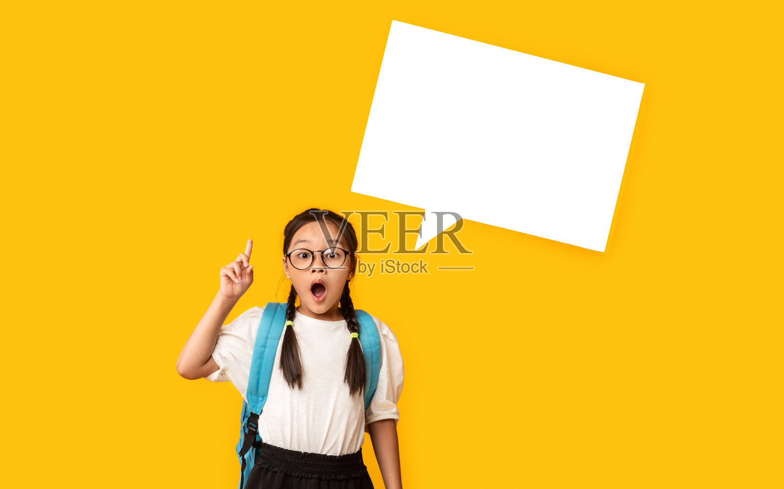 中国女学生在黄色背景上有想法照片摄影图片