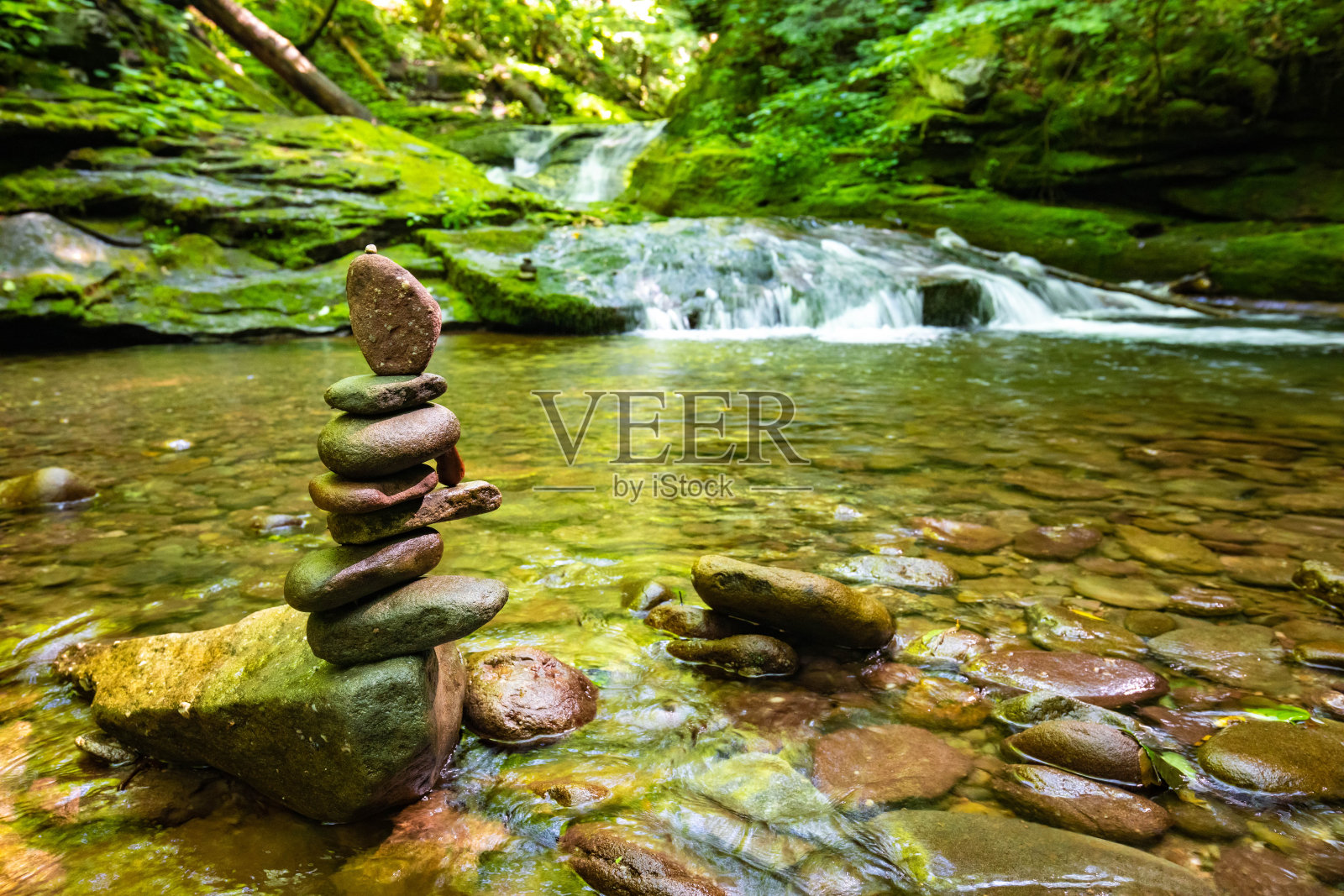 美丽的岩石日落森林河瀑布夏天的一天照片摄影图片