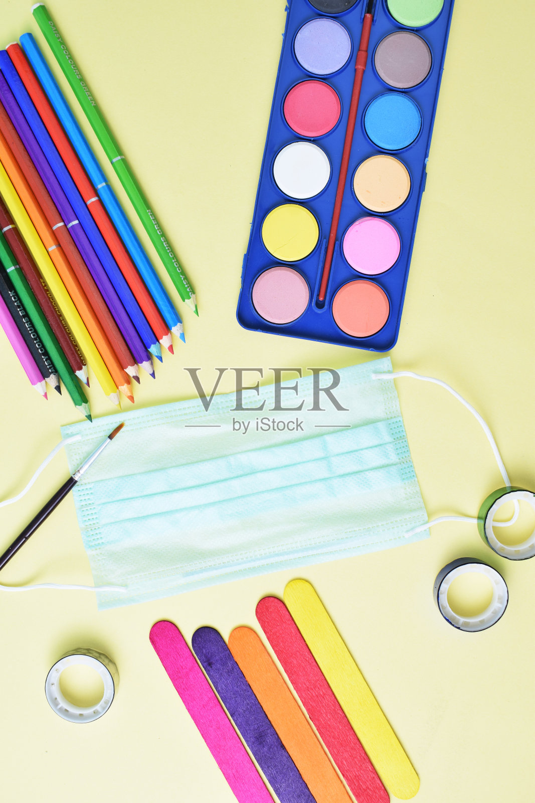 色彩斑斓的平铺背景与工艺用品回学校的路上照片摄影图片