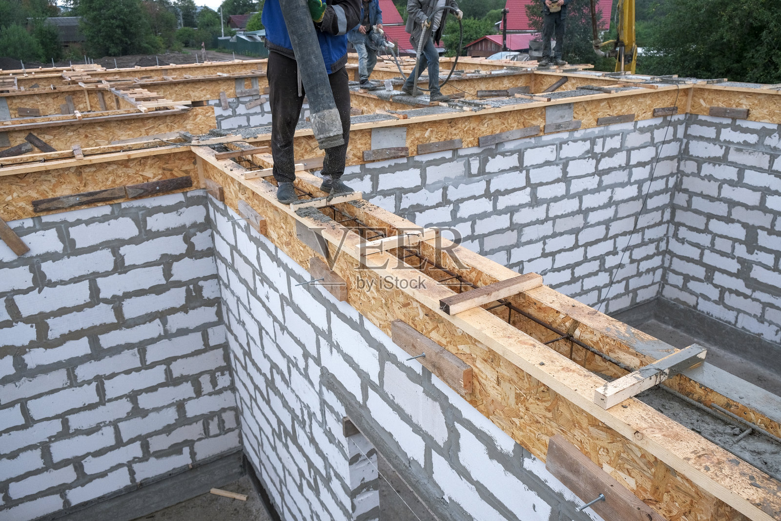 在施工现场将混凝土浇入模板照片摄影图片