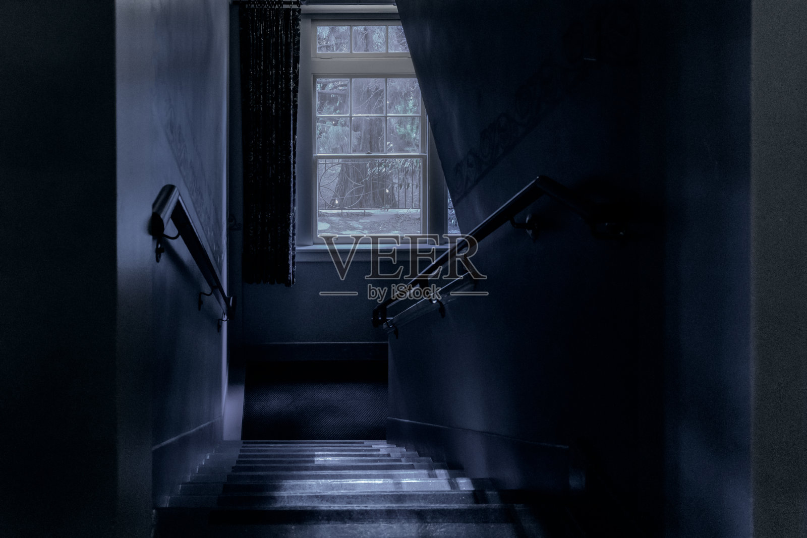 黑暗寒冷的走廊照片摄影图片