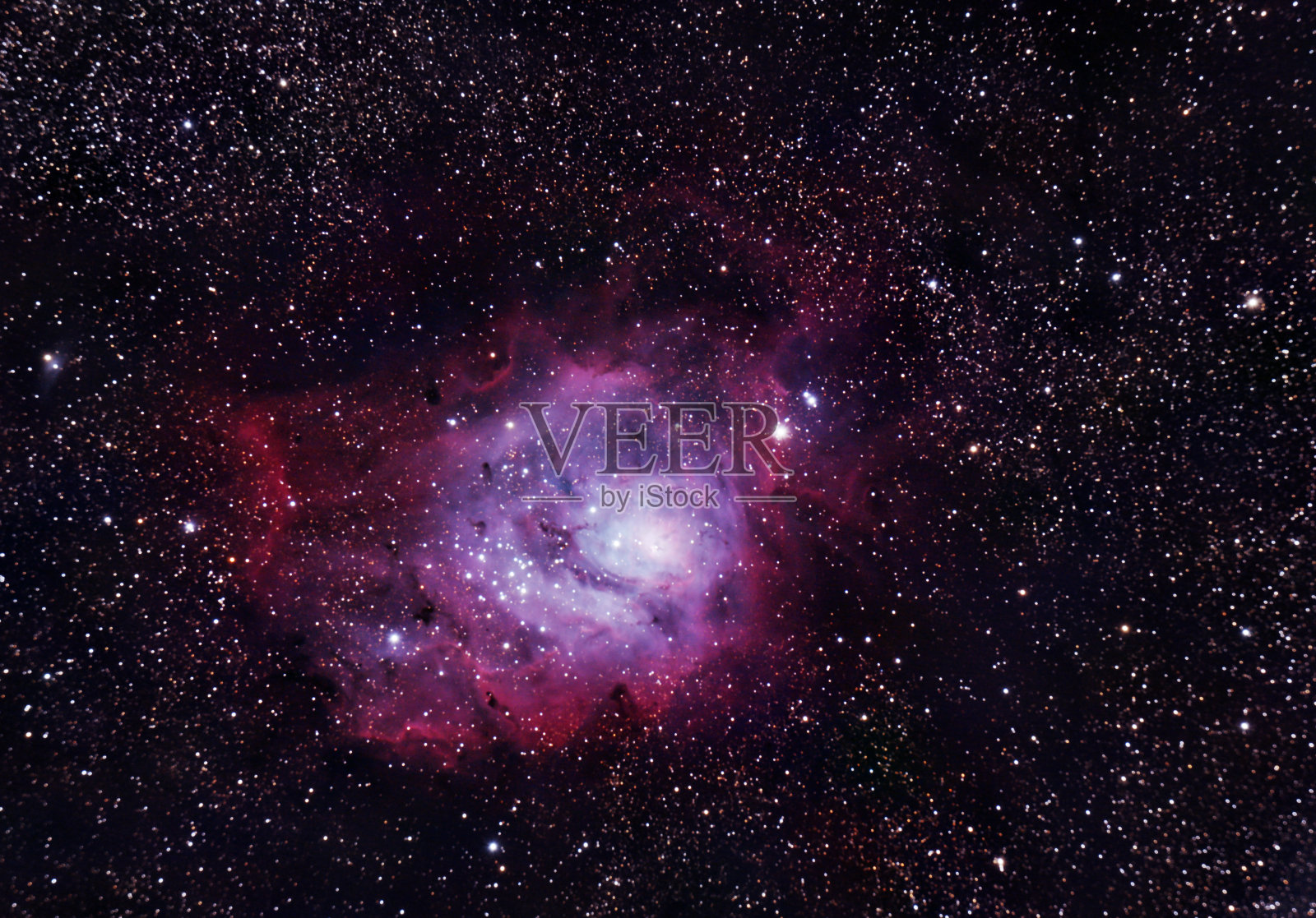 礁湖星云(编号为Messier 8或M8, NGC 6523)是一个巨大的星云照片摄影图片