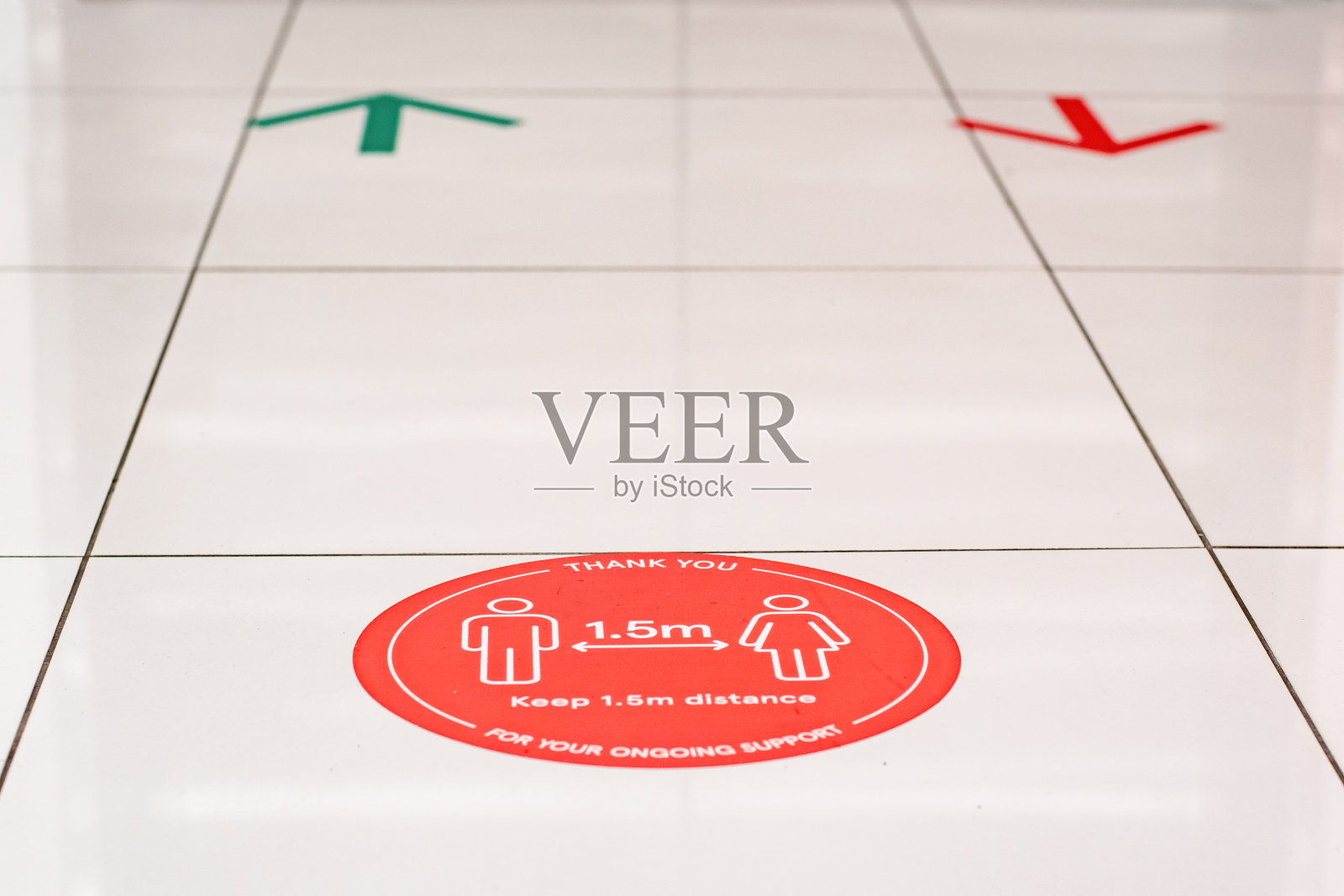 澳大利亚悉尼2020-08 COVID-19。地板上贴着关于社交距离的贴纸。保持1.5米距离。感谢您一直以来的支持。照片摄影图片