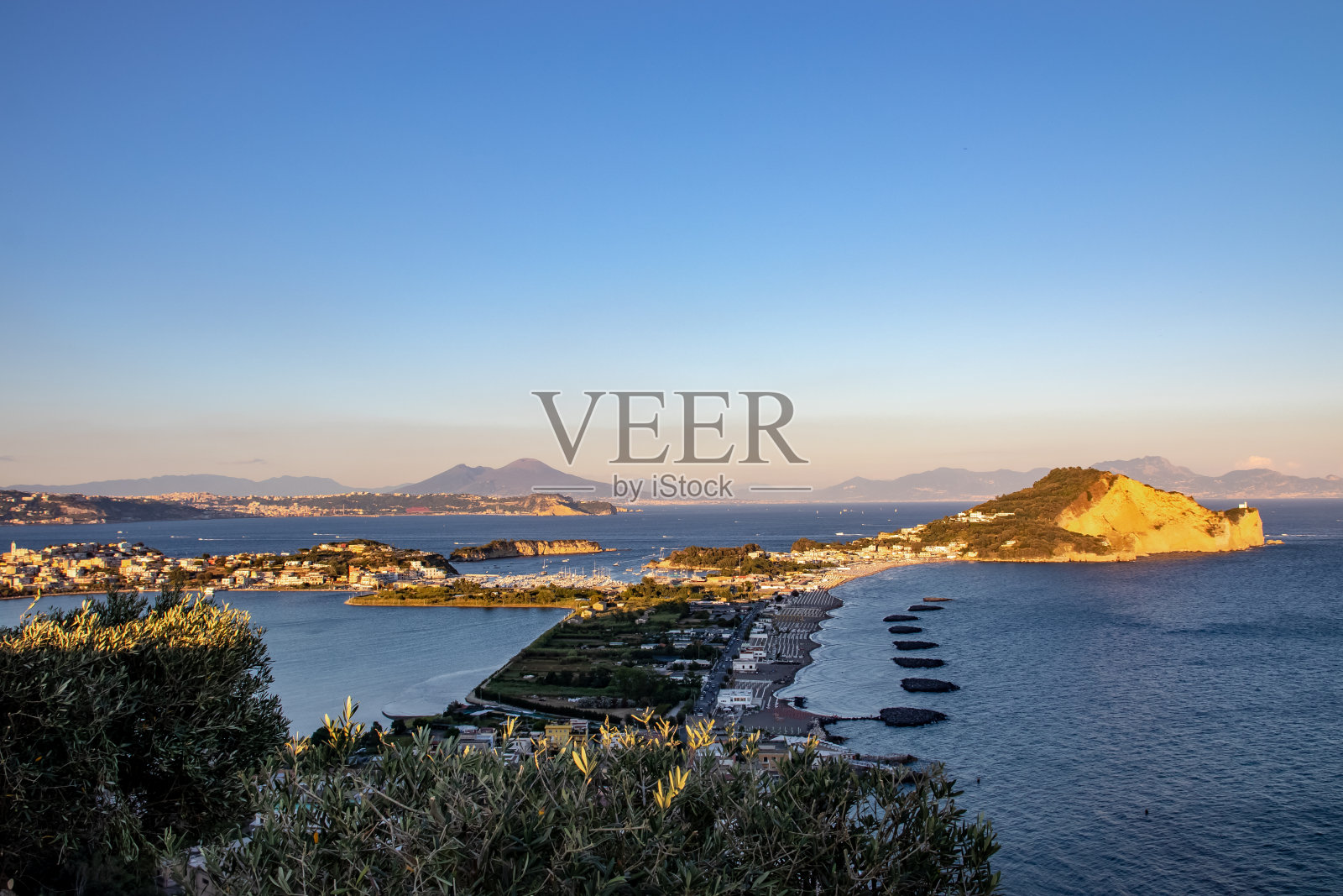 米塞诺海滩的全景，米塞诺山和后面的巴科里湖。照片摄影图片