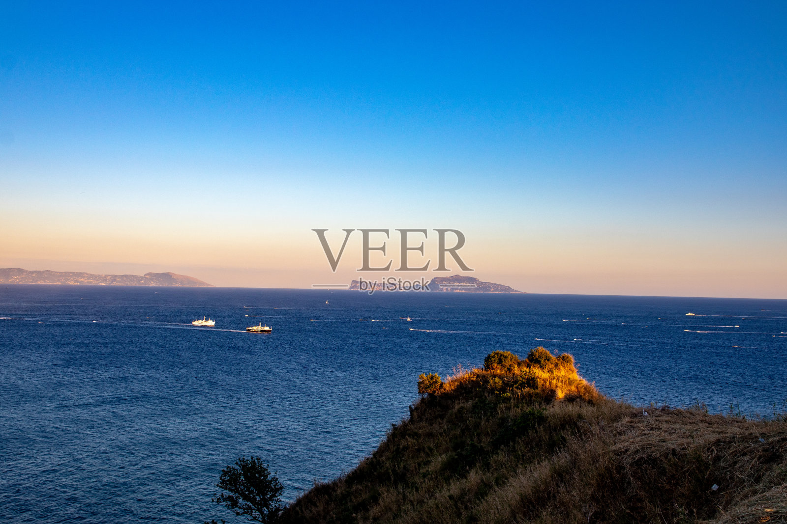 米塞诺海滩的全景，米塞诺山和后面的巴科里湖。照片摄影图片