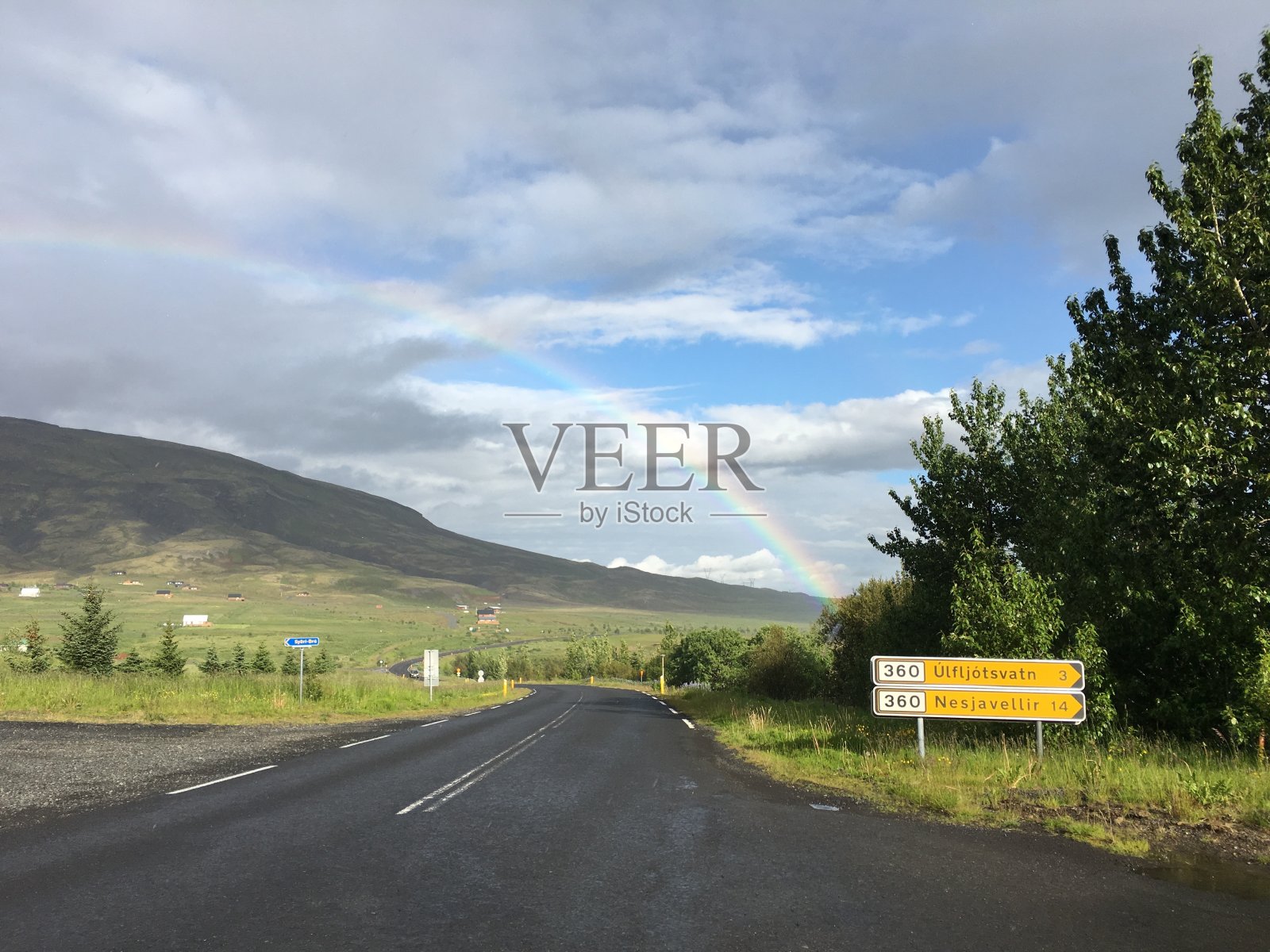 在空旷的山腰路上看到的彩虹景观照片摄影图片