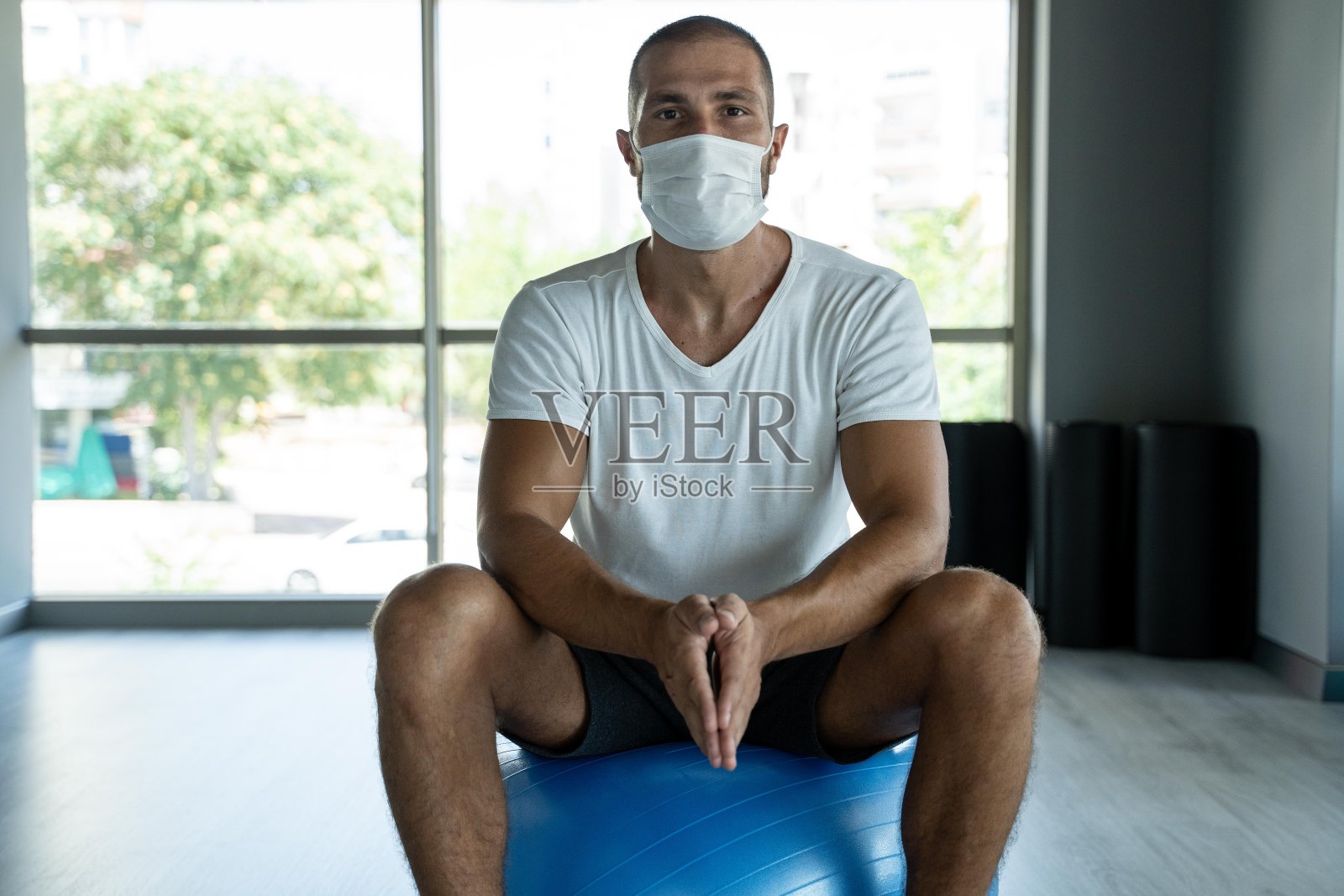 因新冠疫情失业的普拉提老师照片摄影图片