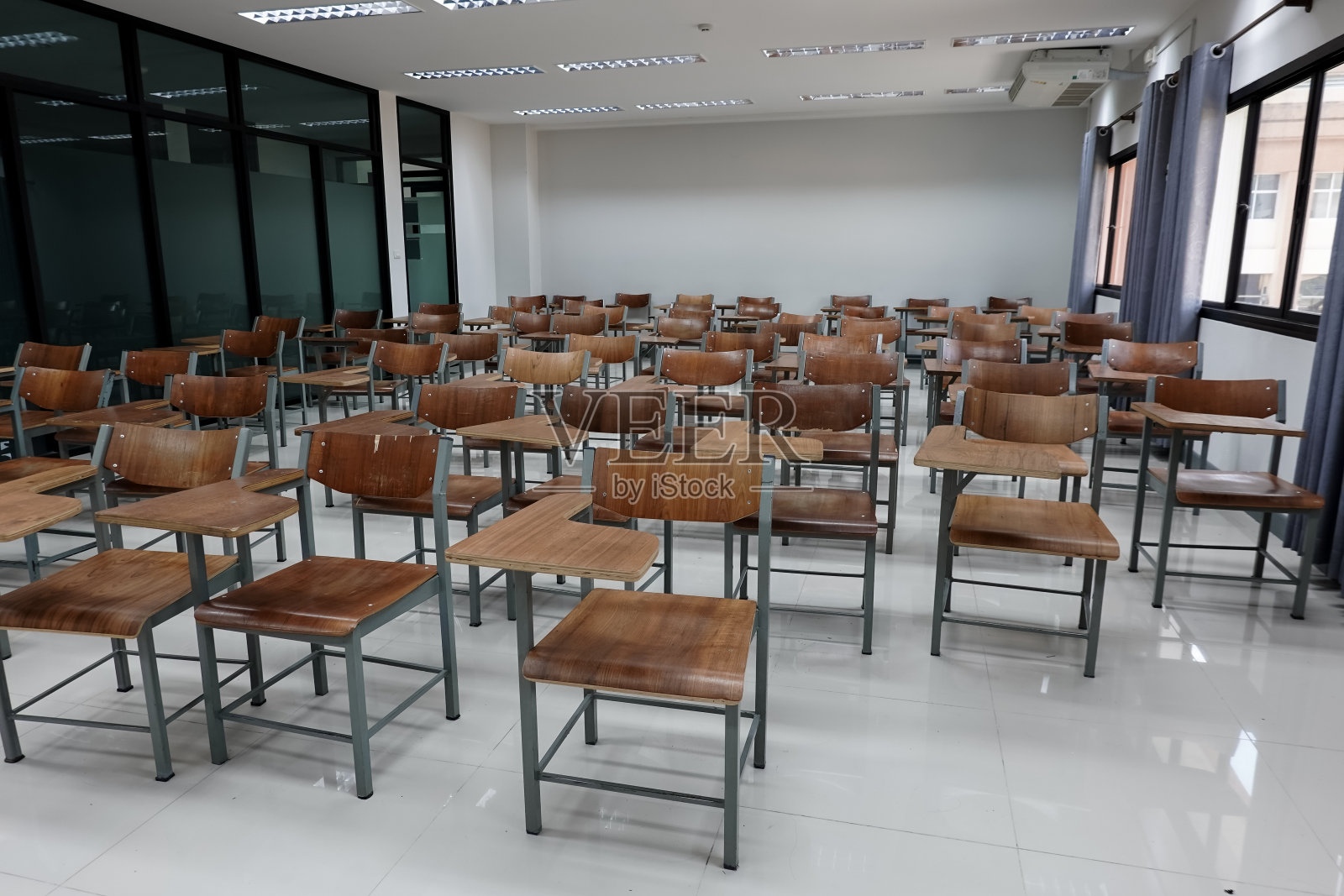 空教室里有许多木椅。教室里的木椅。空教室与复古色调木椅。空大学教室。教育库存图片。照片摄影图片