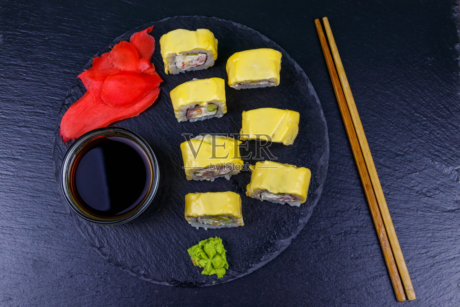 黑石板上的寿司芝士卷。俯视图照片摄影图片