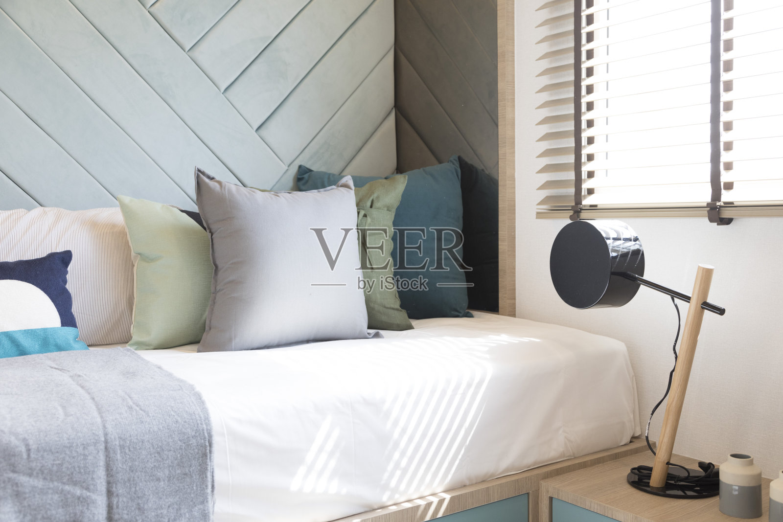 室内舒适的客厅沙发与许多绿色柔和的枕头。照片摄影图片