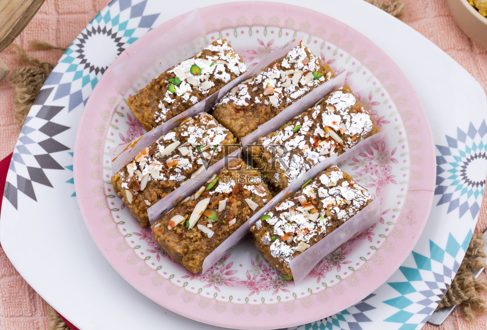 印度甜品Gulab Halwa照片摄影图片