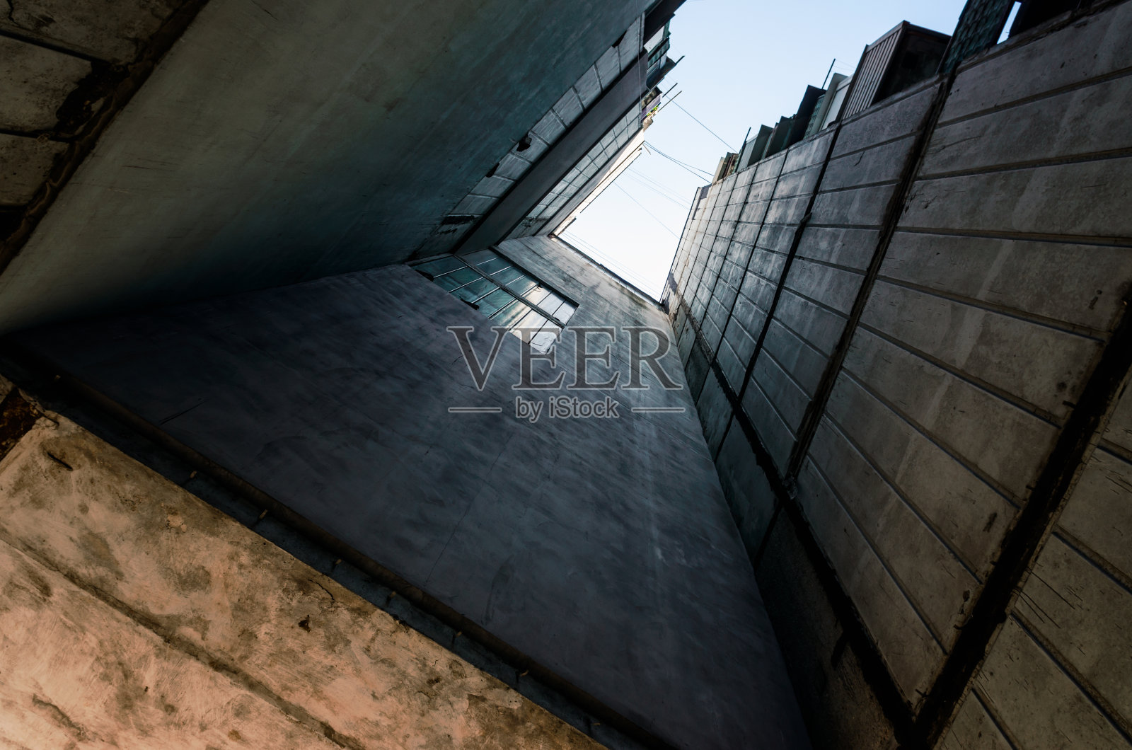 乌兰顿巴斯的古老灰色高楼照片摄影图片